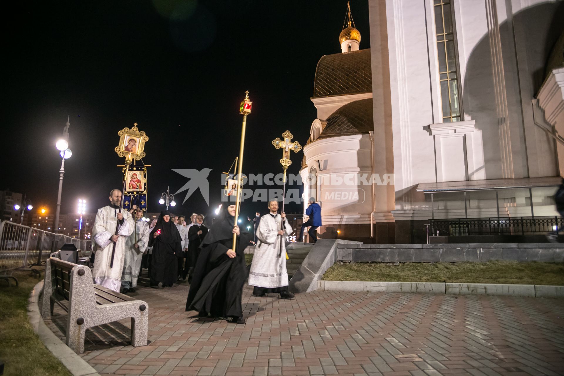 Красноярск. Пасхальная заутреня в Храме Рождества Христова. Крестный ход.