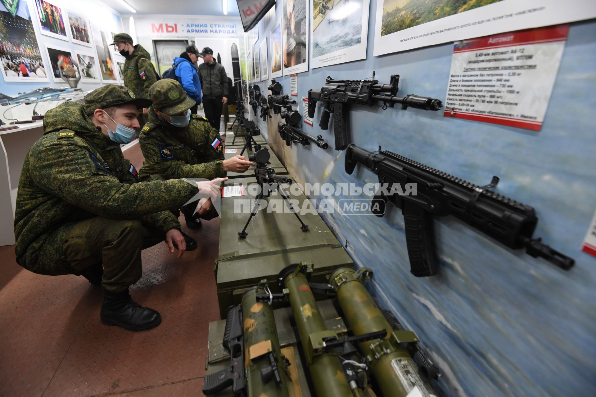 Москва. Автомат АМ-17 в вагоне `Современная армия` железнодорожного состава военно-патриотической акции `Мы - армия страны! Мы - армия народа!`на Киевском вокзале.