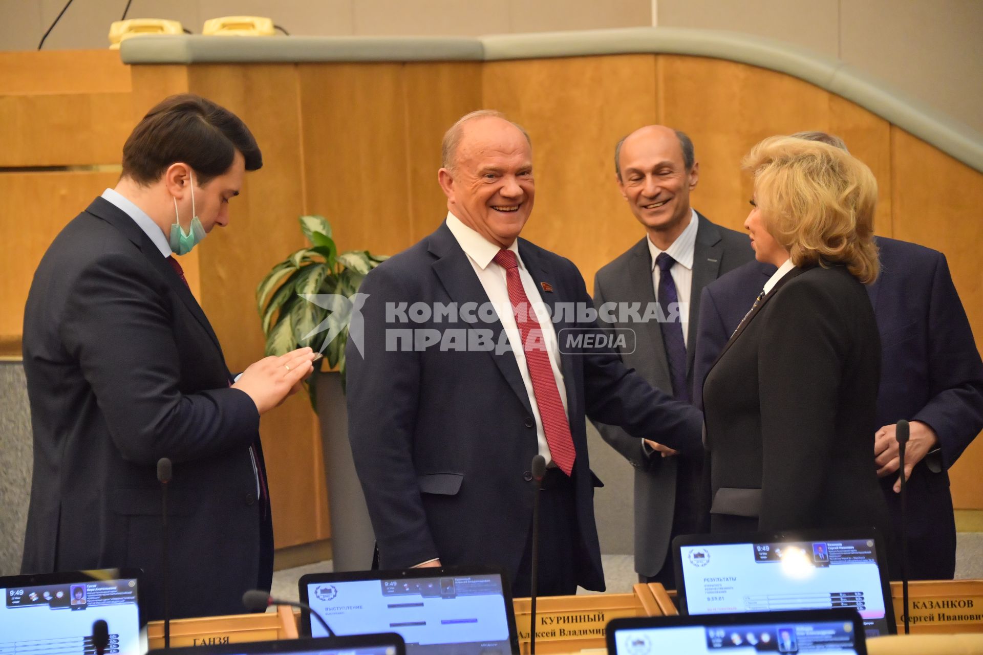 Москва. Руководитель фракции КПРФ Геннадий Зюганов (второй слева) на пленарном заседании Госдумы РФ.