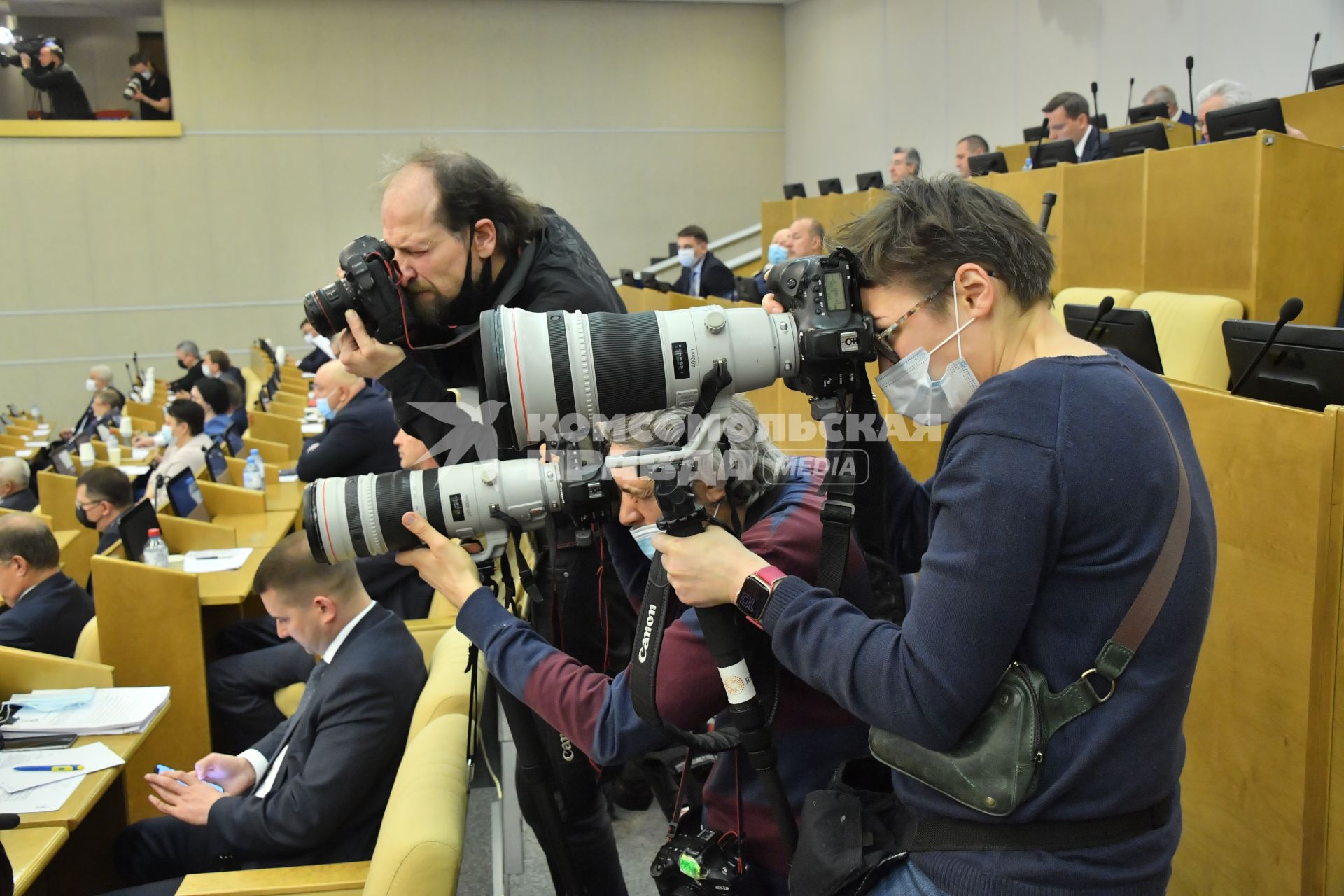 Москва. Фотокорреспонденты во время работы на пленарном заседании Госдумы РФ.