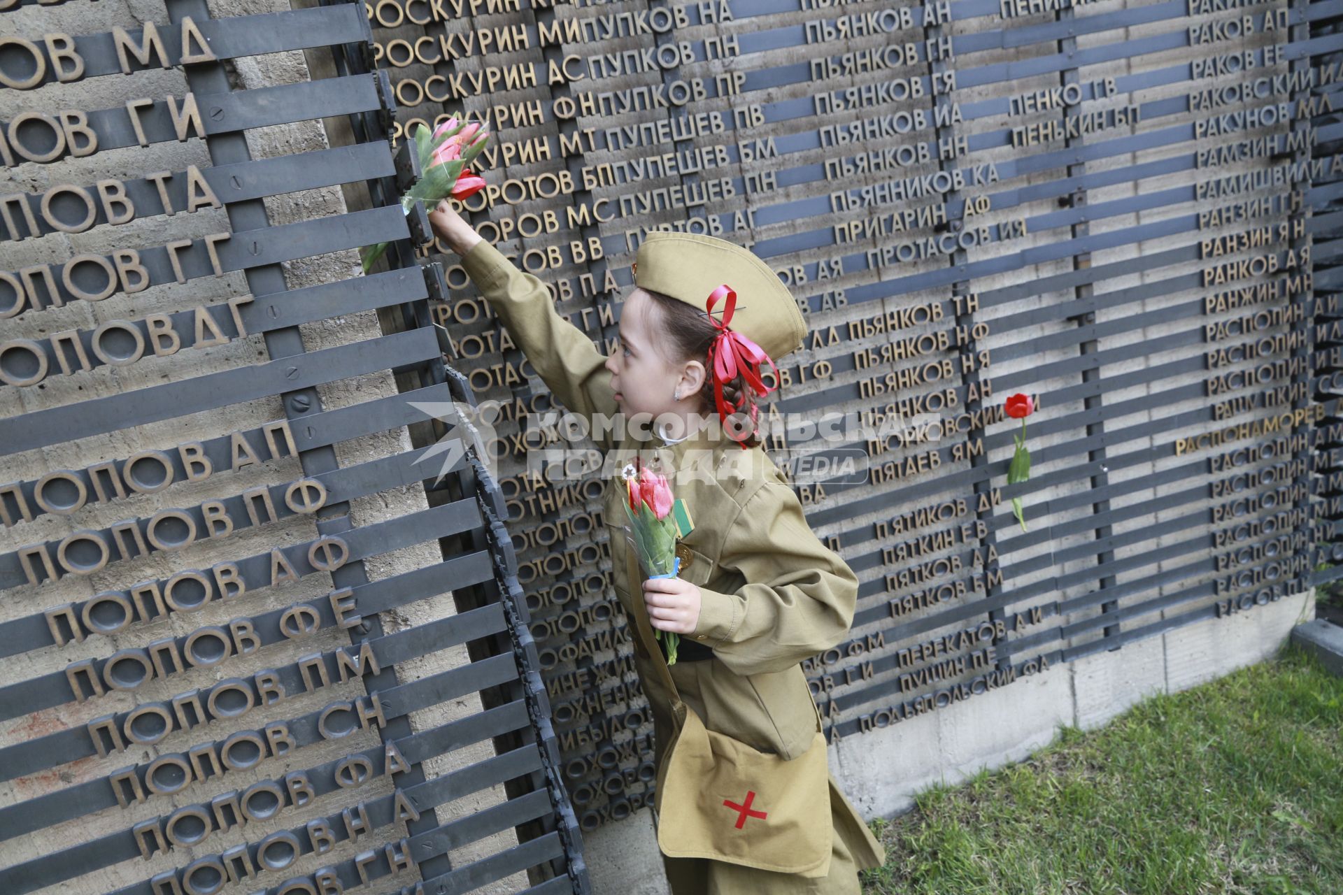 Барнаул. День Победы. Девочка в военной форме возлагает цветы к Мемориалу Славы.