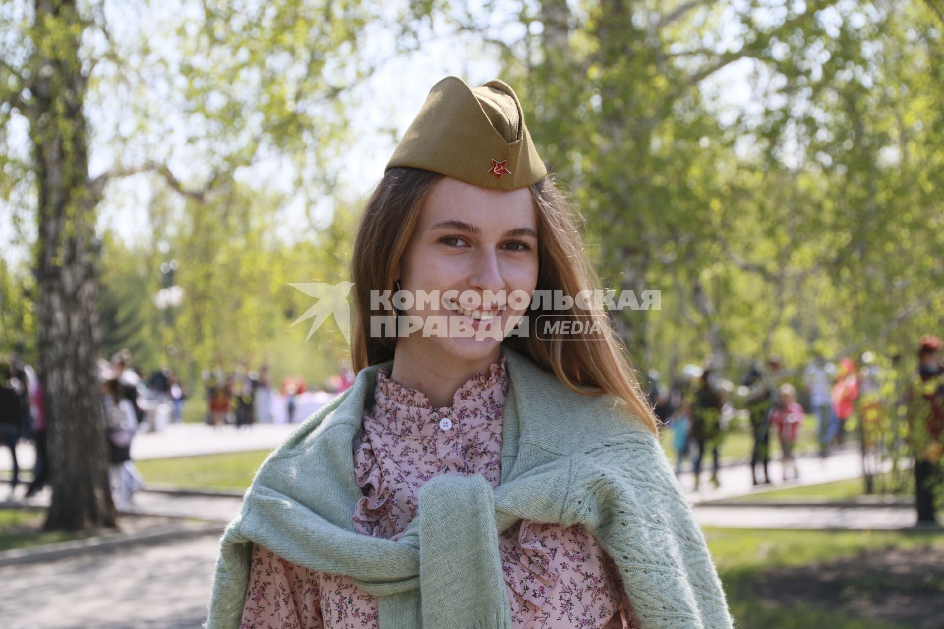 Барнаул. День Победы. Девушка в солдатской пилотке.