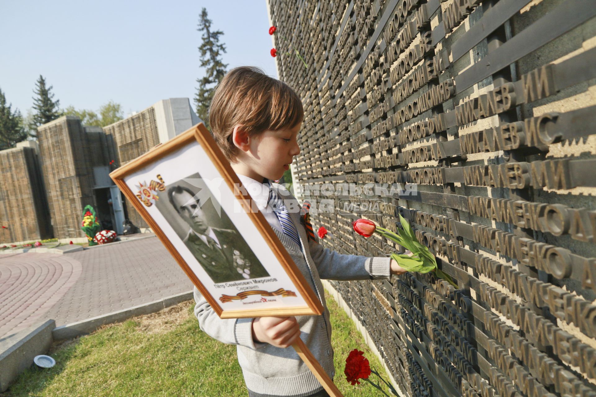 Барнаул. День Победы. Мальчик возлагает цветы к Мемориалу Славы.