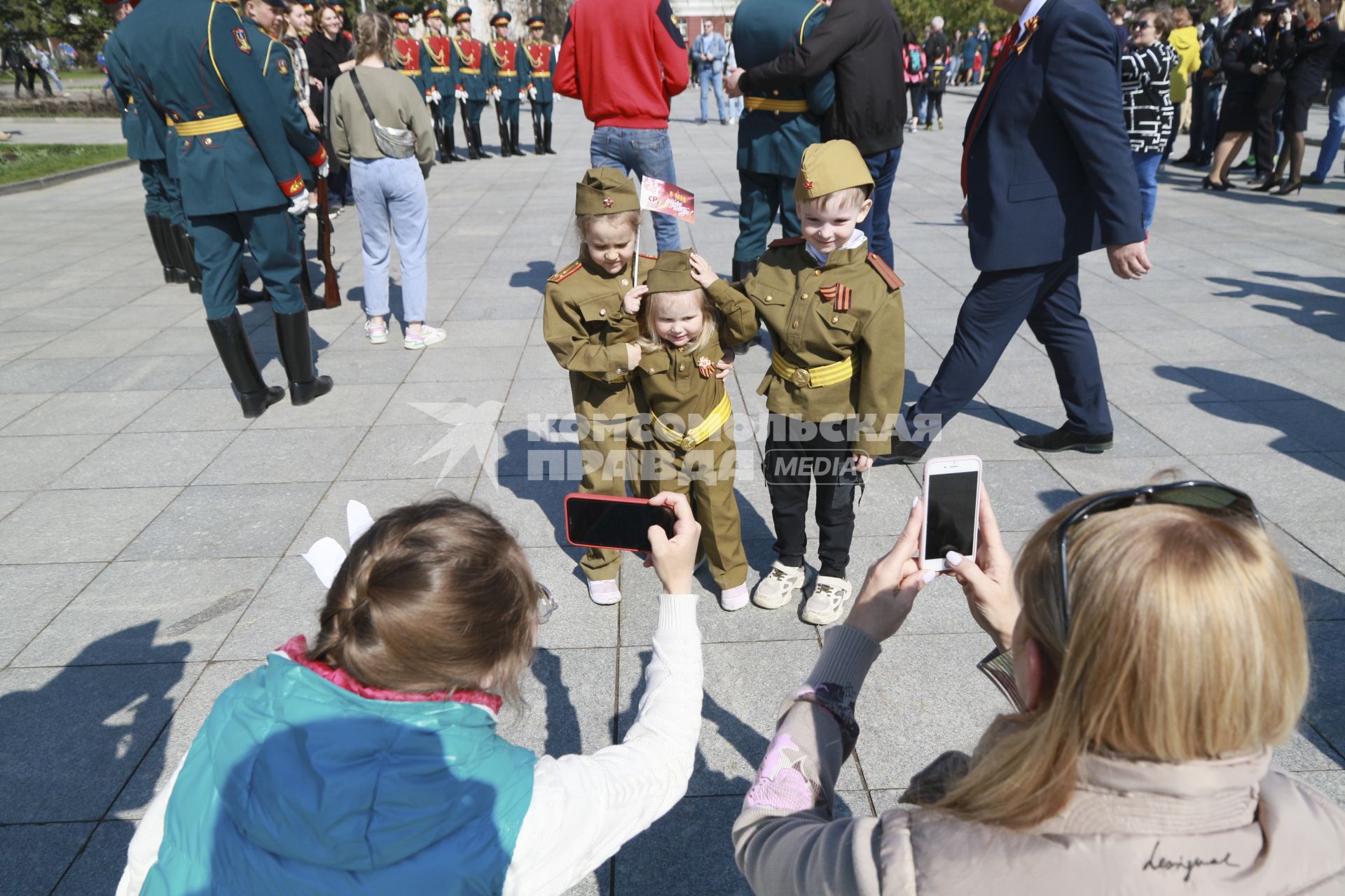 Барнаул. Мамы фотографируют детей, одетых в военную форму во время празднования Дня Победы.