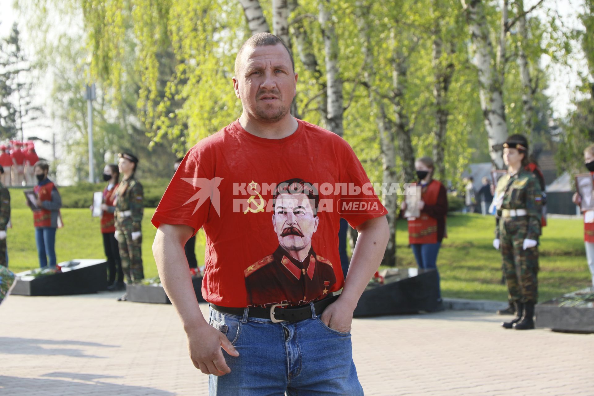Барнаул. День Победы. Мужчина в футболке с портретом Сталина.