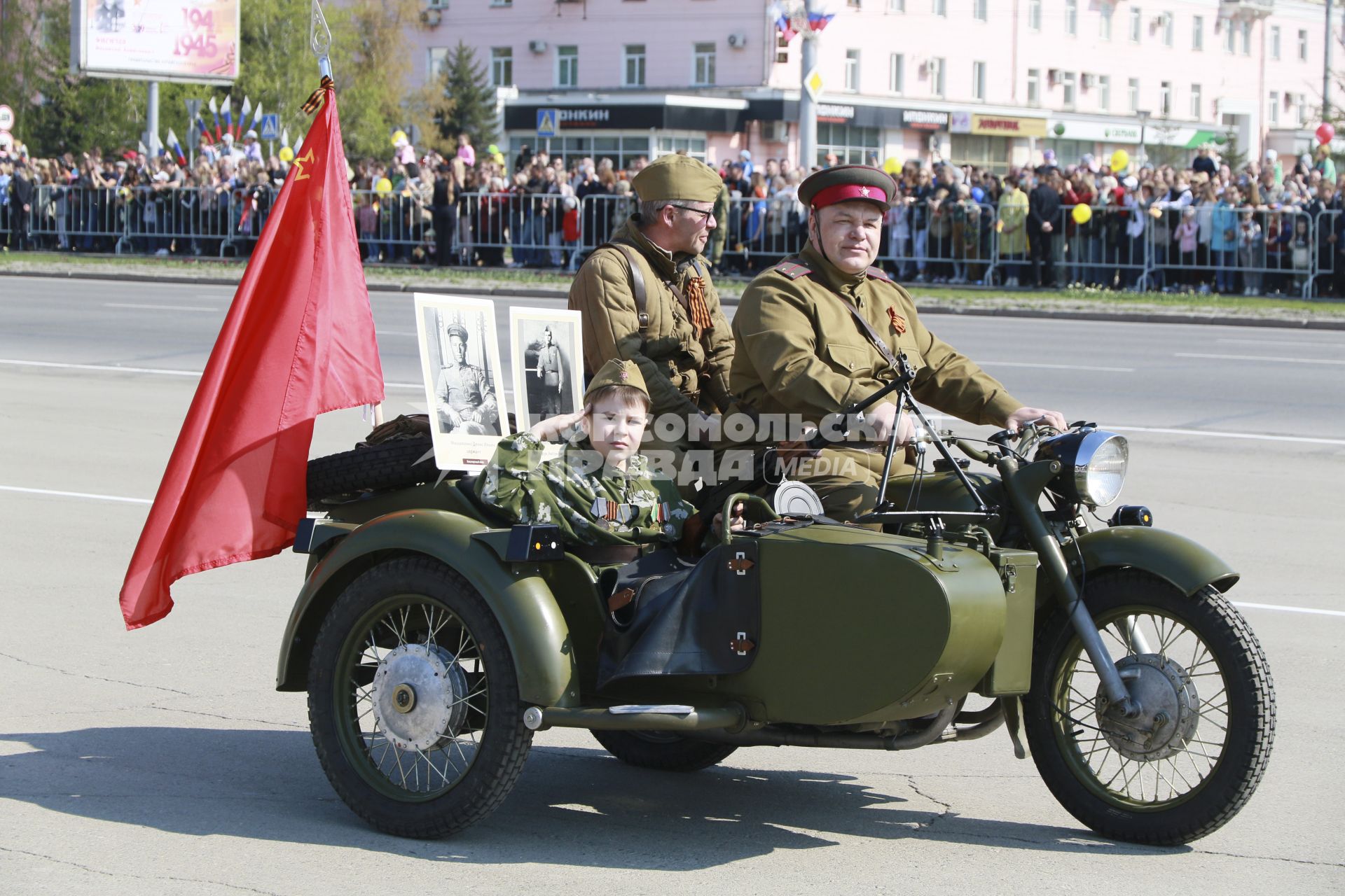 Барнаул. Военнослужащие в форме времен Великой Отечественной войны (ВОВ) едут на мотоцикле во время парада, посвященного 76-й годовщине Победы в ВОВ.