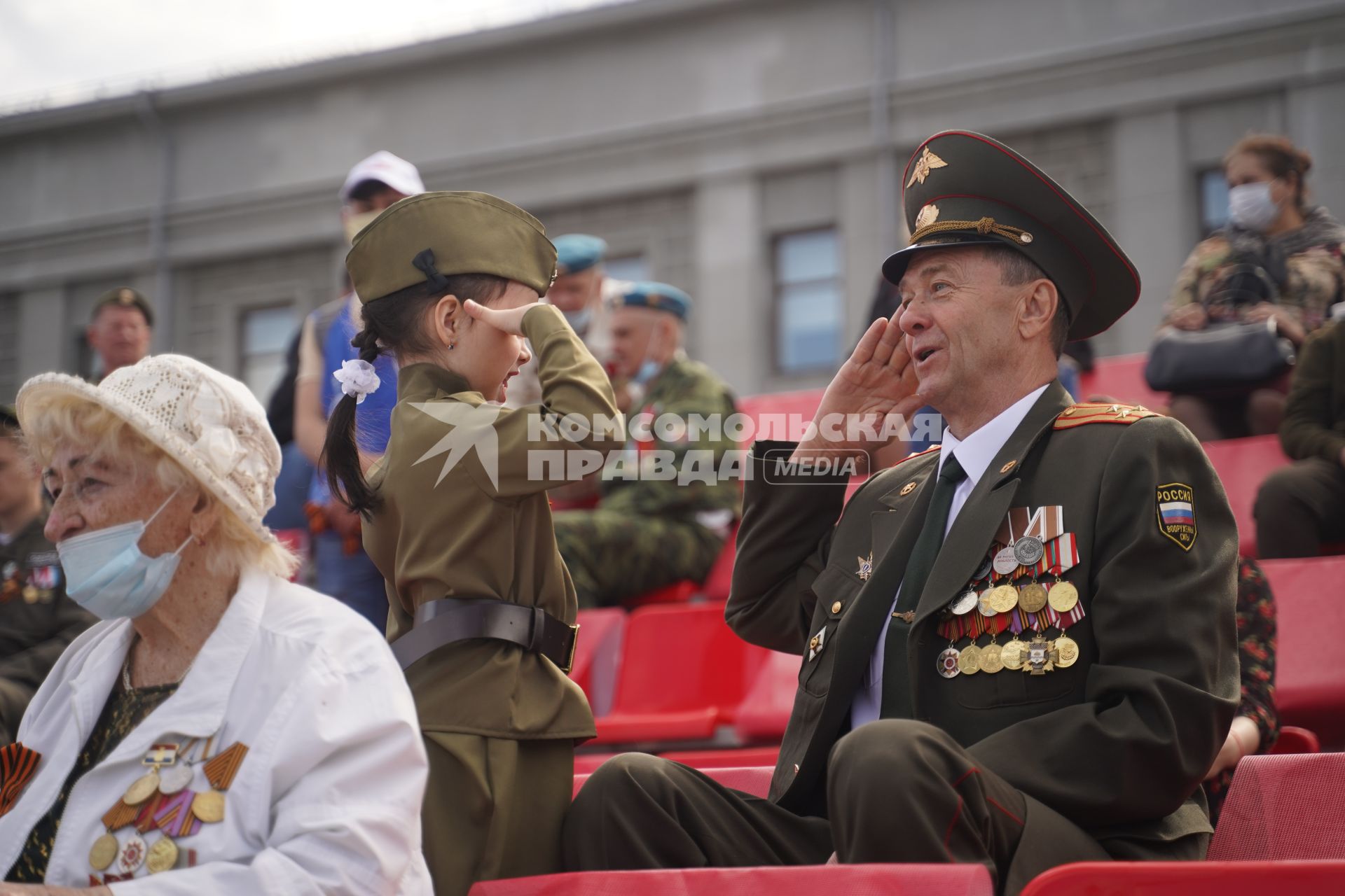 Самара.  Во время военного парада, посвященного 76-й годовщине Победы в Великой Отечественной войне.