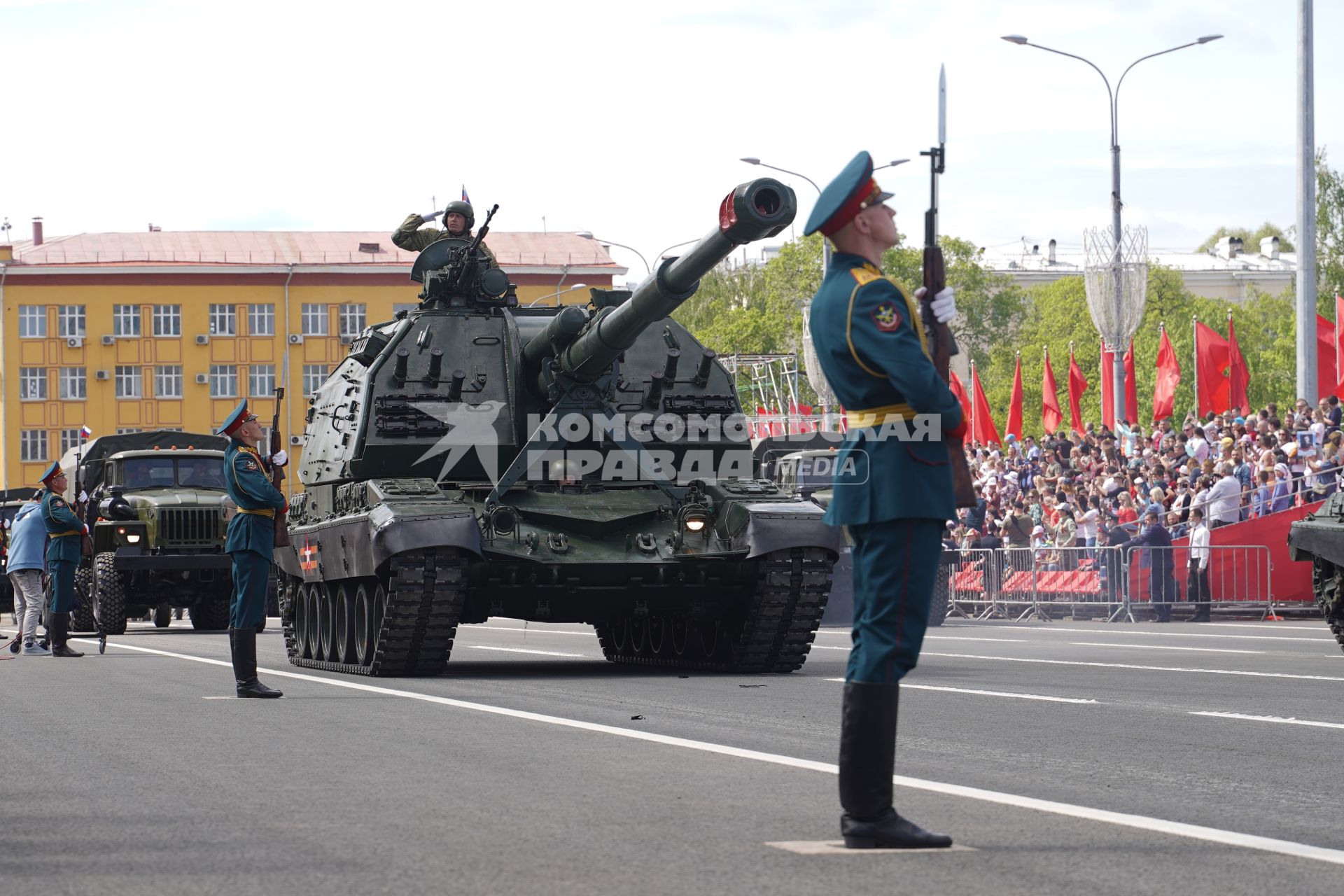 Самара. Самоходная артиллерийская установка (САУ) `Мста-СМ` во время военного парада, посвященного 76-й годовщине Победы в Великой Отечественной войне.