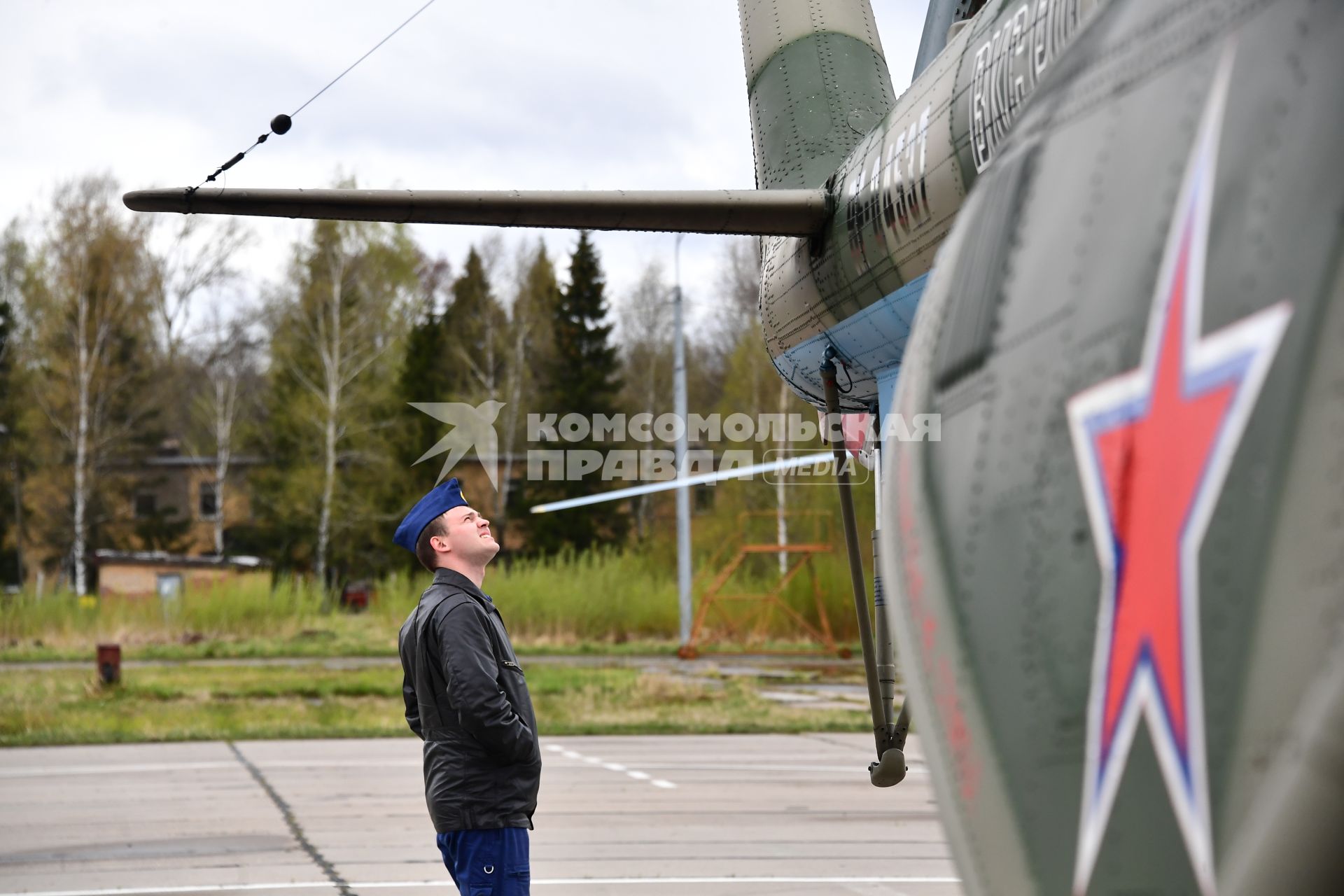 Московская область. г.Клин. Пилот стоит у вертолета на авиабазе Клин-5 перед началом воздушной части парада, посвященного 76-й годовщине Победы в Великой Отечественной войне.