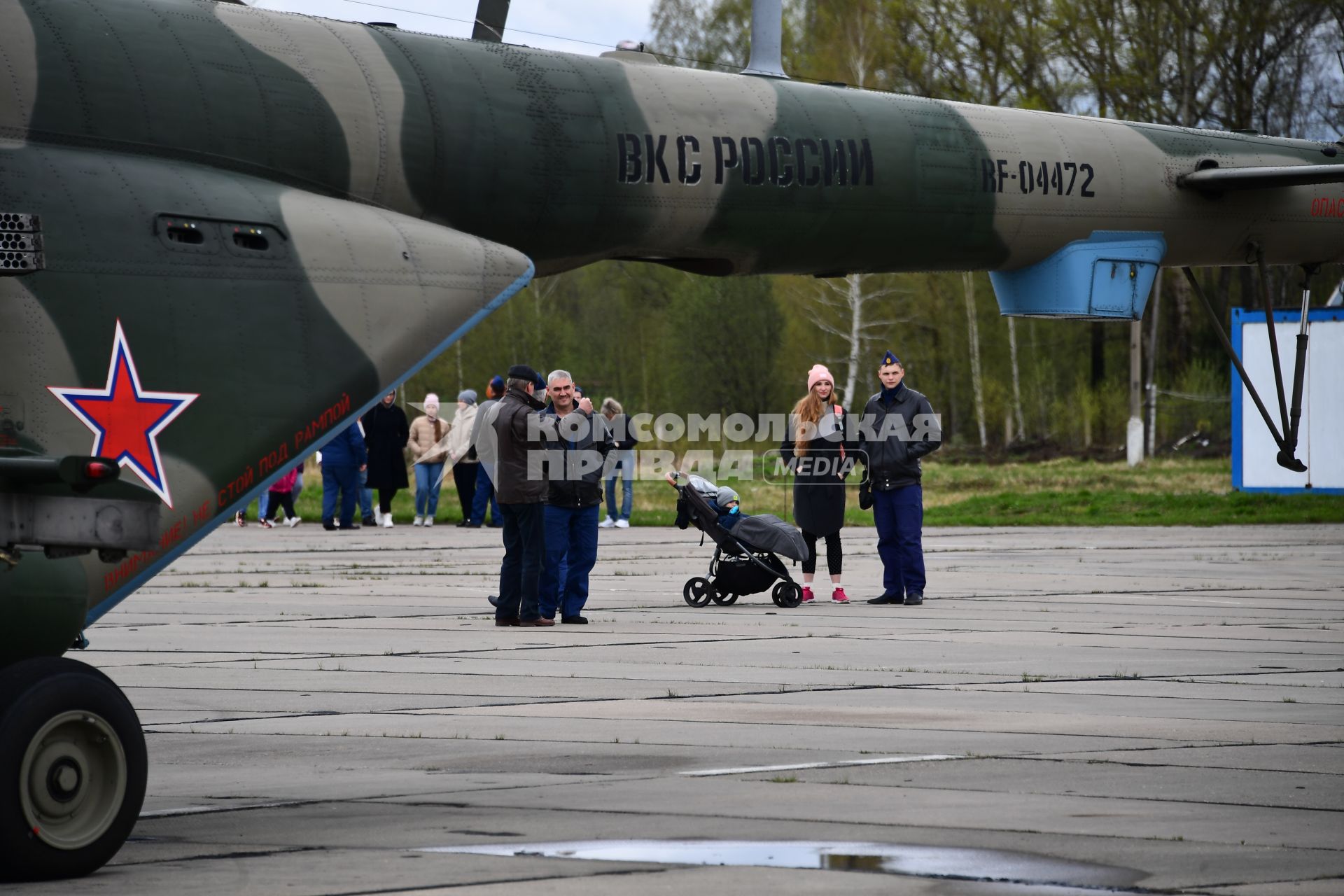 Московская область. г.Клин. Вертолет на авиабазе Клин-5 перед началом воздушной части парада, посвященного 76-й годовщине Победы в Великой Отечественной войне.