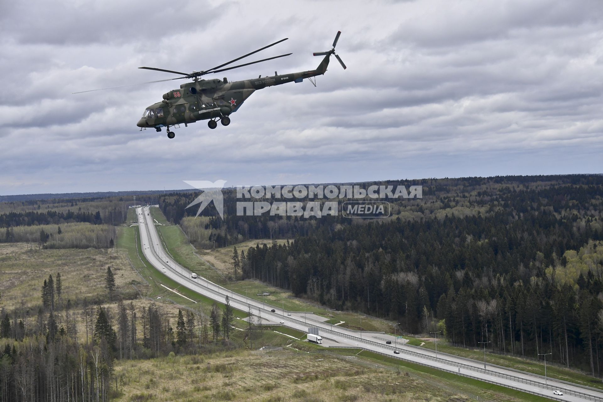 Московская область. Многоцелевой вертолет Ми-8АМТШ во время воздушной части парада, посвященного 76-й годовщине Победы в Великой Отечественной войне.