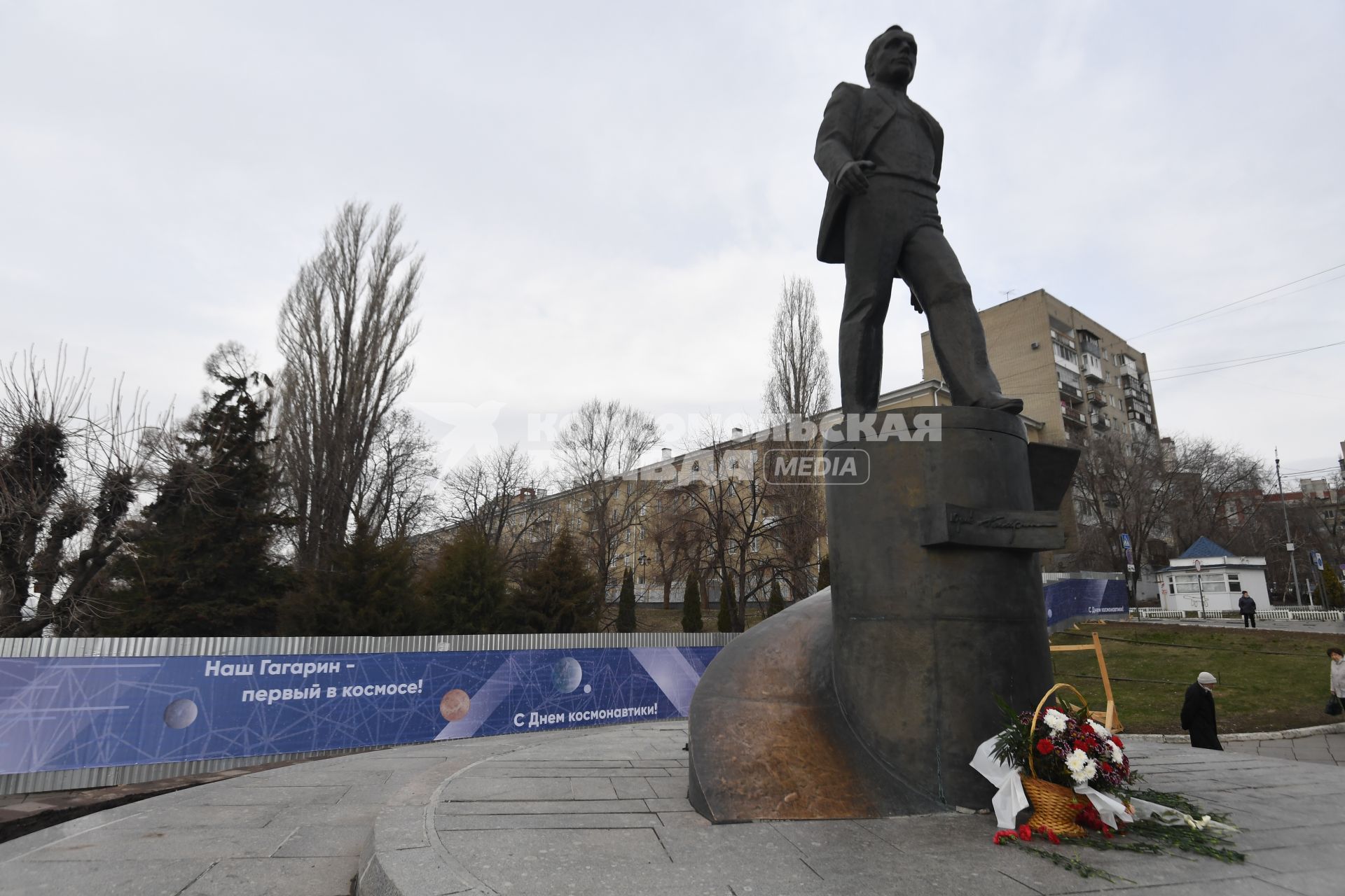 Саратов. Памятник Юрию Гагариу  на Набережной Космонавтов.