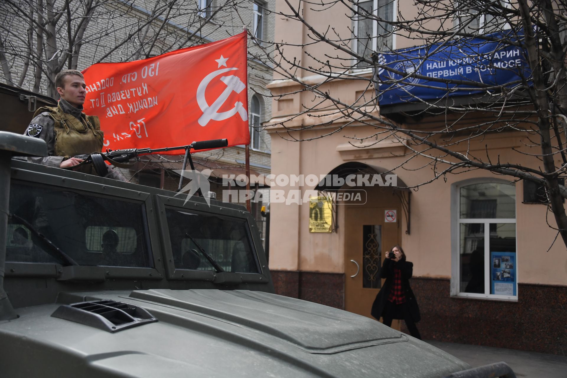 Саратов. Активисты общественной организации `Боевое братство` на бронемашинах у народного музея  Юрия Гагарина.