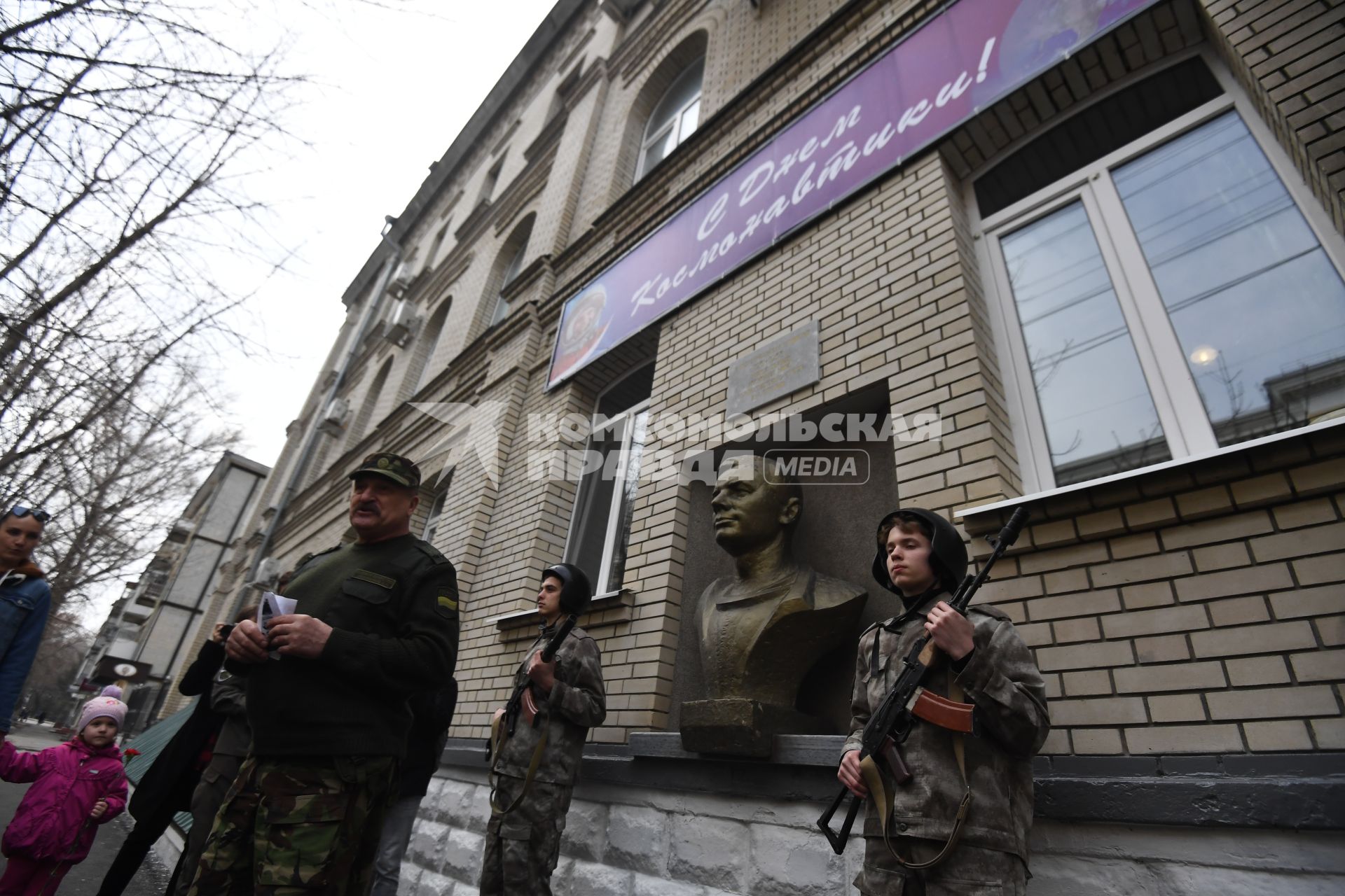 Саратов. Почетный караул у бюста Юрию Гагарину перед входом в профессионально-педагогический колледж имени Ю.А. Гагарина .