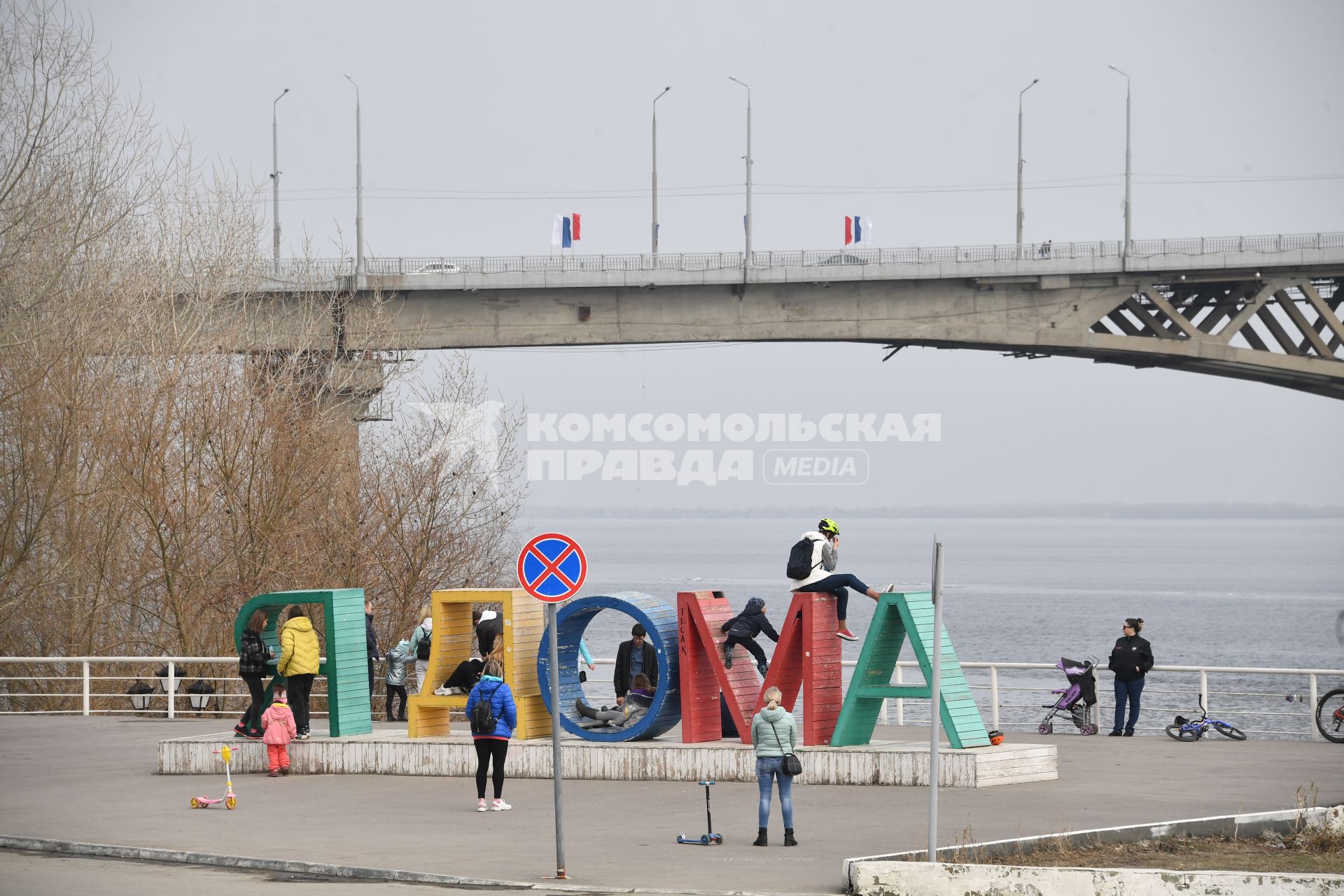 Саратов.  Горожане на набережной.