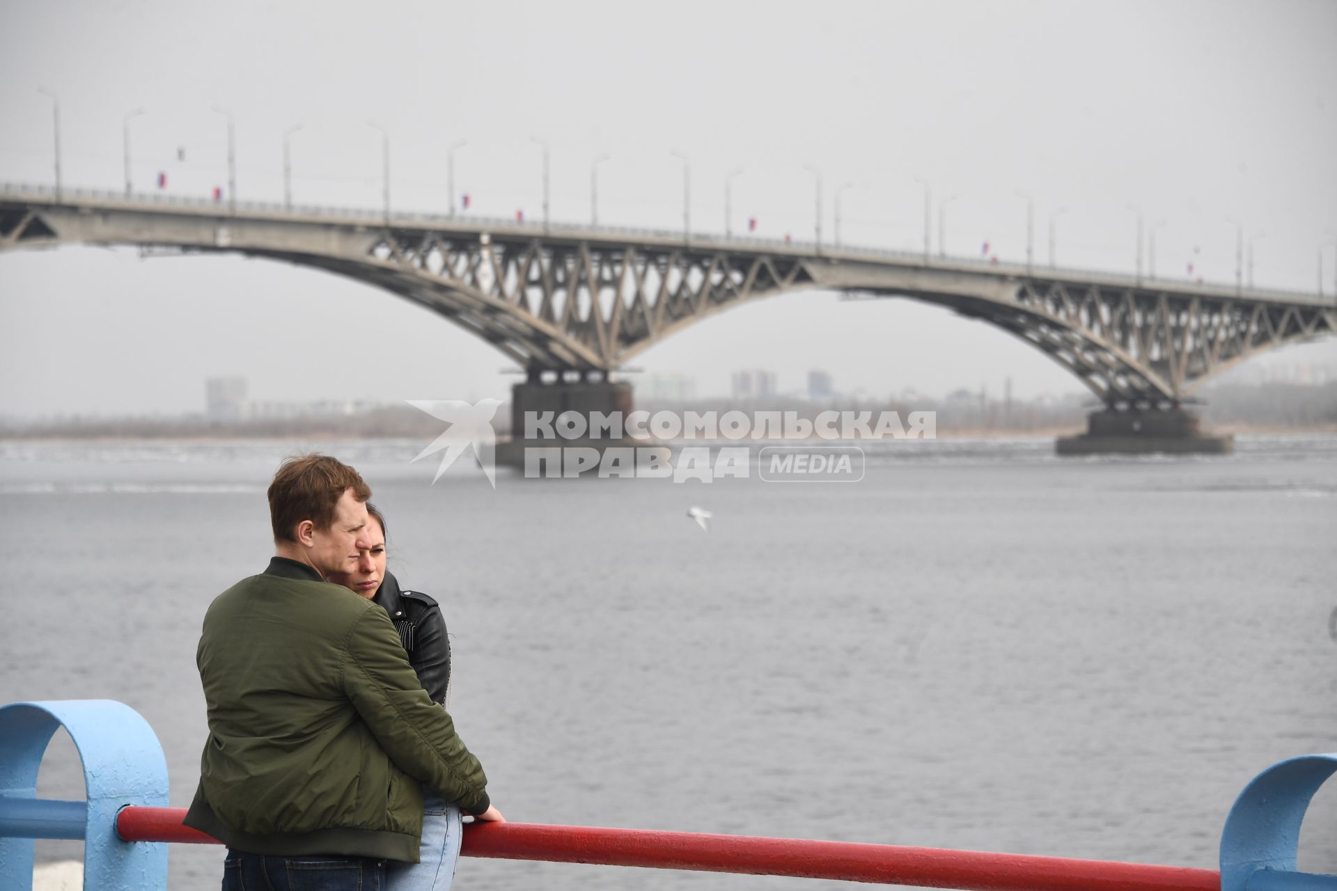 Саратов.  Молодые люди   на набережной Космонавтов.