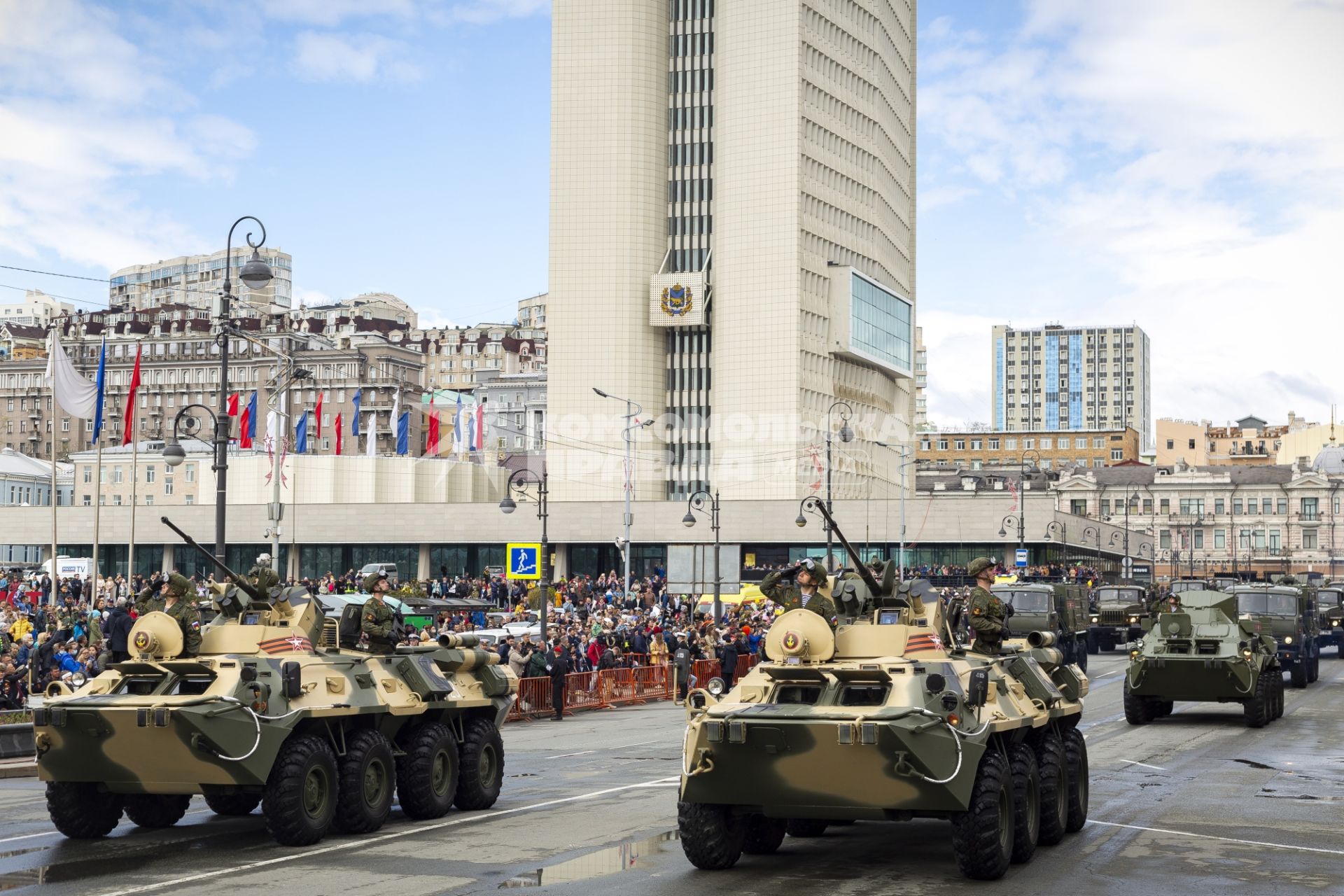 Владивосток. Военнослужащие на бронетранспортере БТР-82А во время военного парада, посвященного 76-й годовщине Победы в Великой Отечественной войне.