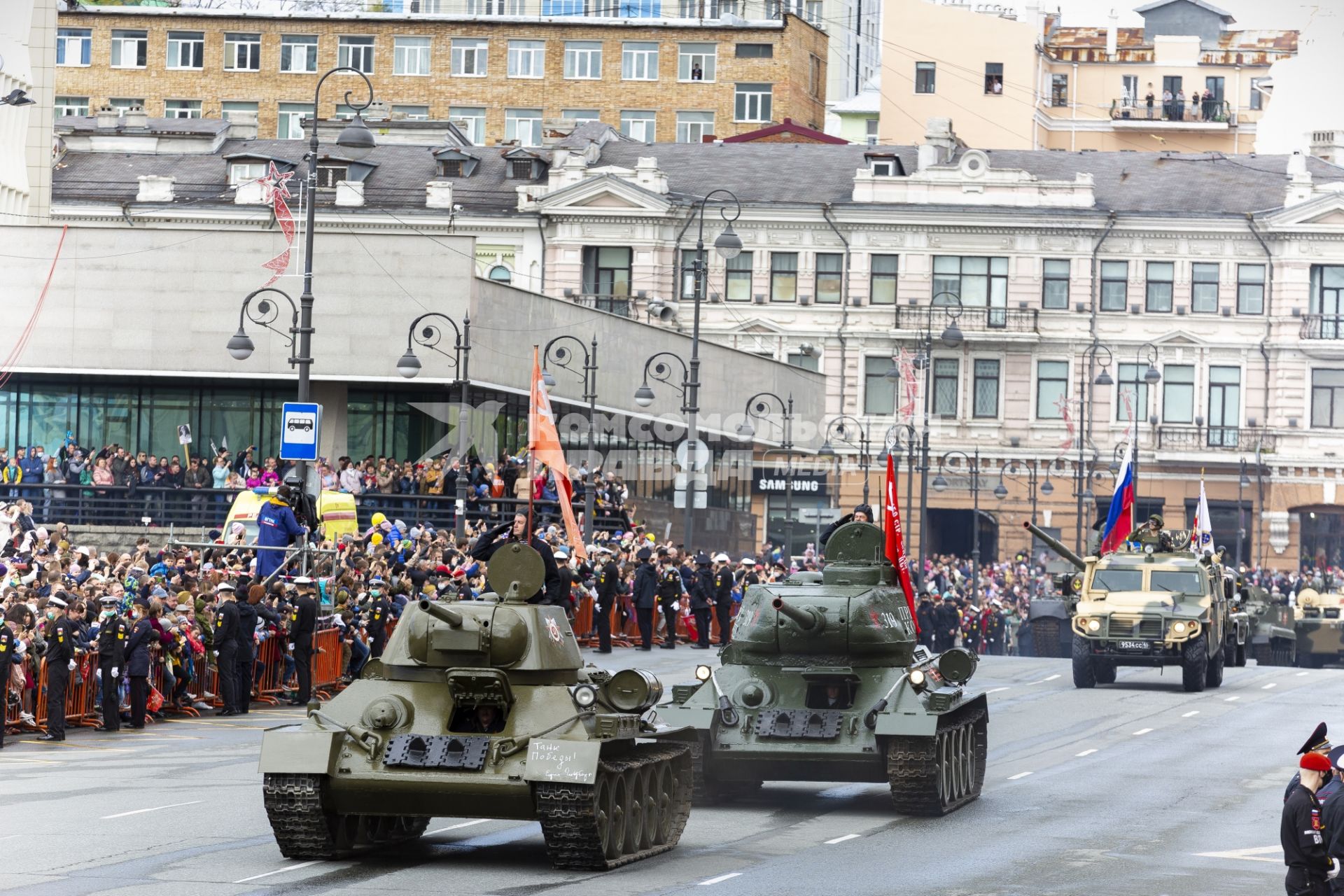 Владивосток. Танк Т-34-76 имени `Ефима Гольдберга`, средний танк Т-34-85 и  боевая бронированная машина `Тигр-М` (слева направо) во время военного парада, посвященного 76-й годовщине Победы в Великой Отечественной войне.