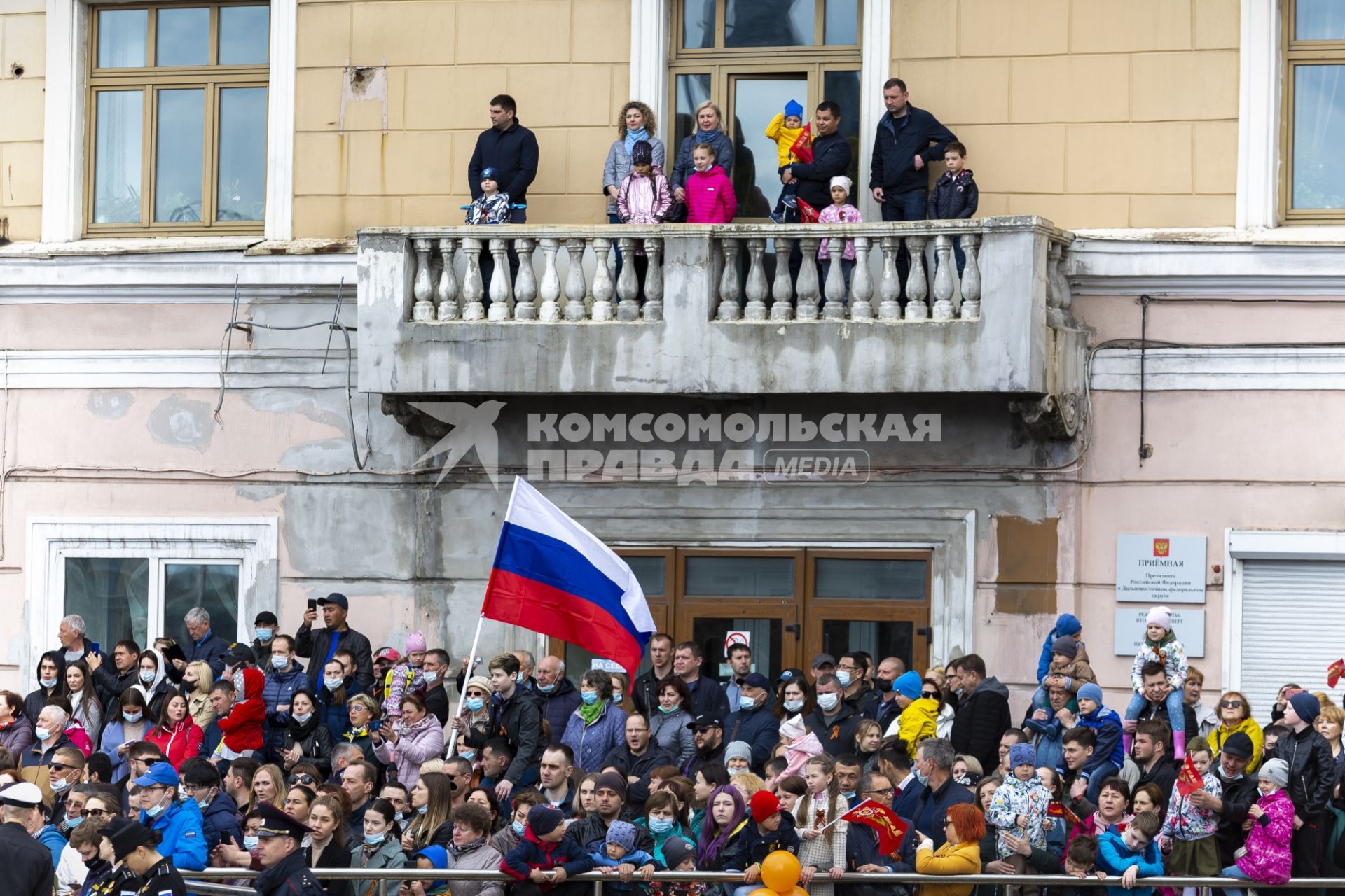 Владивосток. Горожане во время парада, посвященного 76-й годовщине Победы в Великой Отечественной войне.