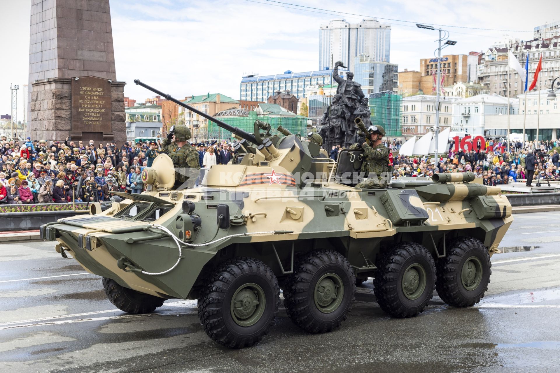 Владивосток. Бронетранспортер БТР-82А во время военного парада, посвященного 76-й годовщине Победы в Великой Отечественной войне.