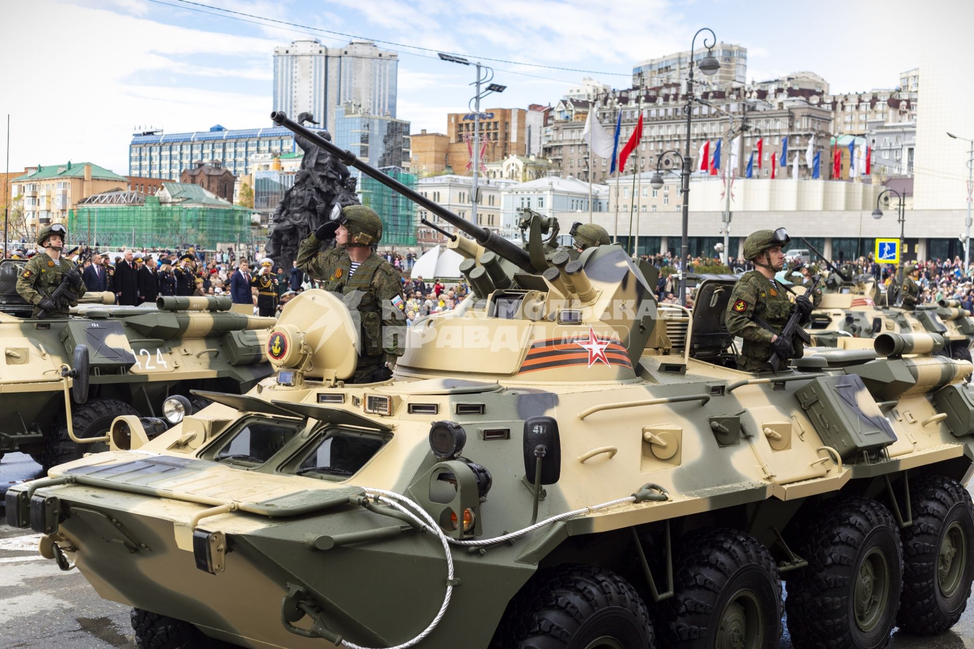 Владивосток. Военнослужащие на бронетранспортере БТР-82А во время военного парада, посвященного 76-й годовщине Победы в Великой Отечественной войне.