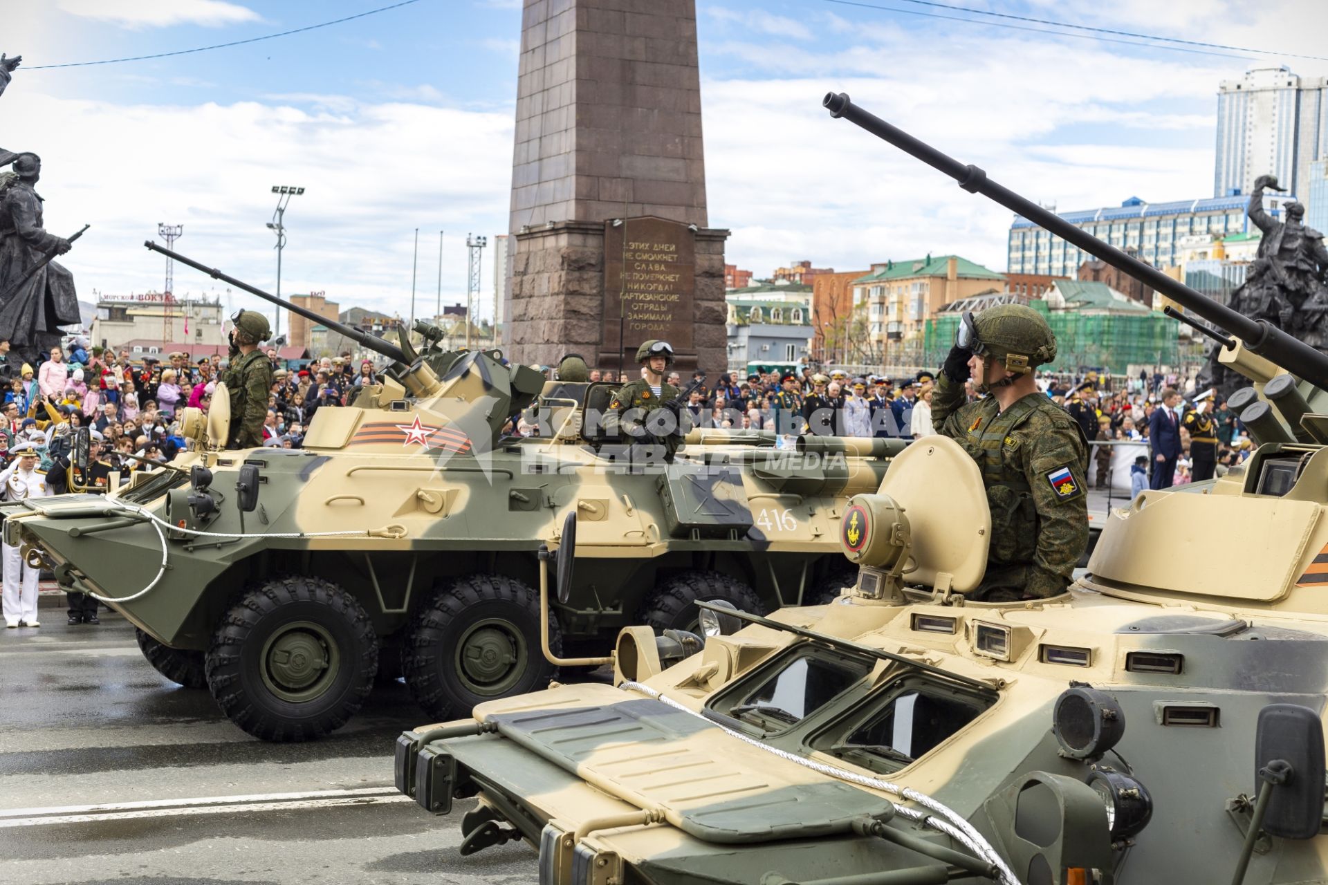 Владивосток. Военнослужащие на бронетранспортере БТР-82А во время военного парада, посвященного 76-й годовщине Победы в Великой Отечественной войне.