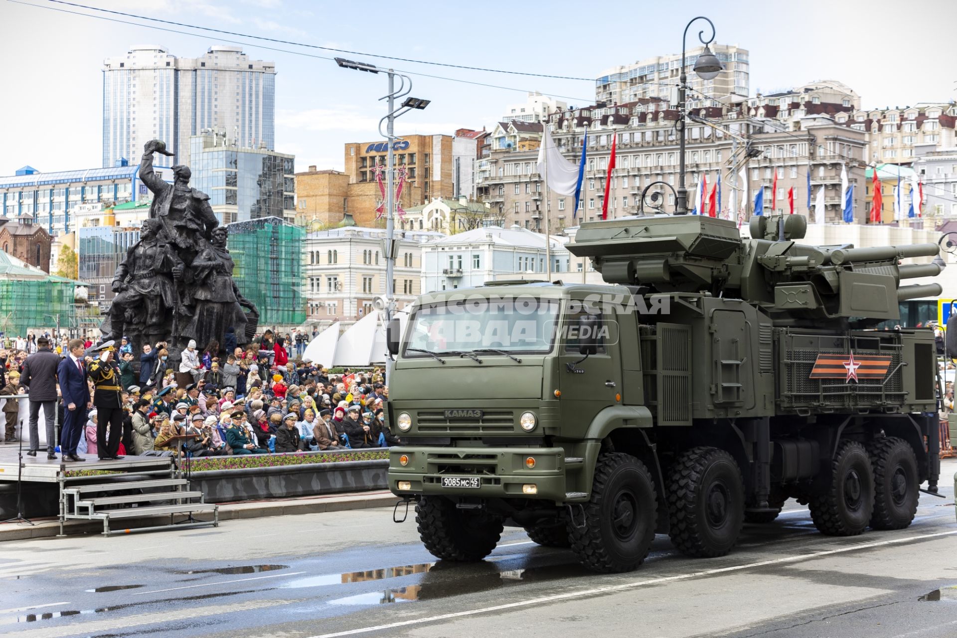 Владивосток.  Зенитный ракетно-пушечный комплекс (ЗРПК) `Панцирь-С1` во время военного парада, посвященного 76-й годовщине Победы в Великой Отечественной войне.