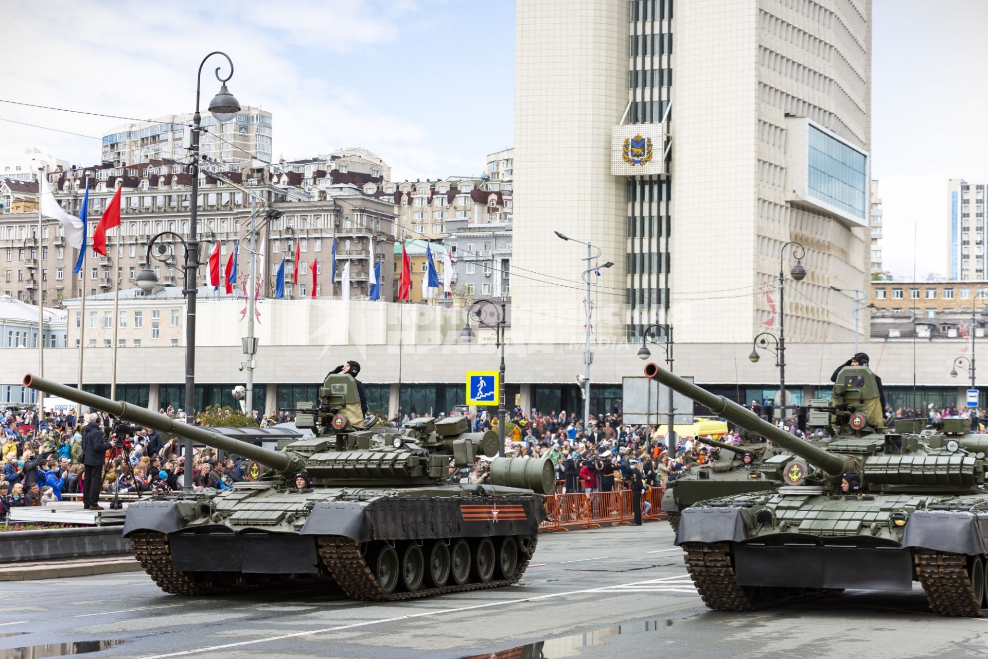 Владивосток. Танк Т-80 во время военного парада, посвященного 76-й годовщине Победы в Великой Отечественной войне.