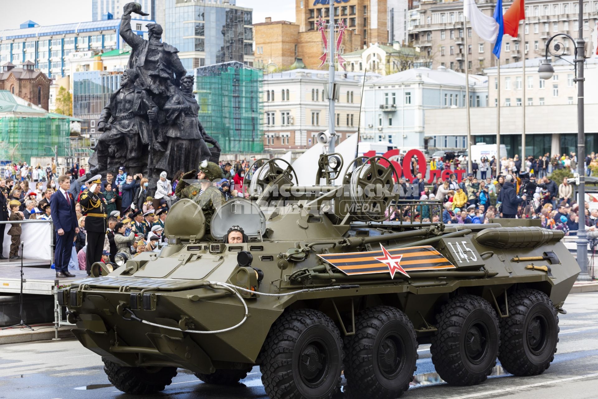 Владивосток.  Бронетранспортер БТР-80 во время военного парада, посвященного 76-й годовщине Победы в Великой Отечественной войне.