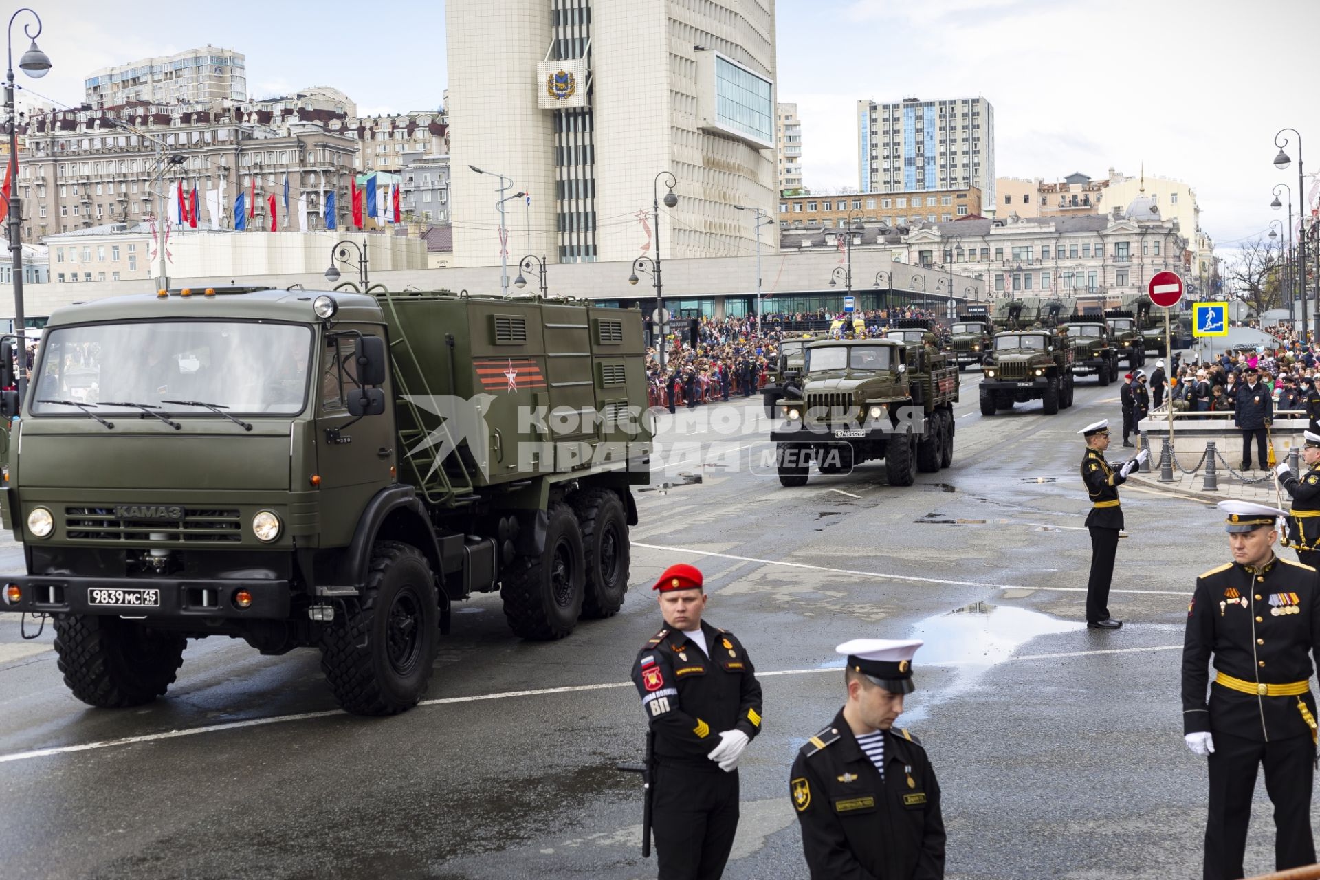 Владивосток. Во время военного парада, посвященного 76-й годовщине Победы в Великой Отечественной войне.