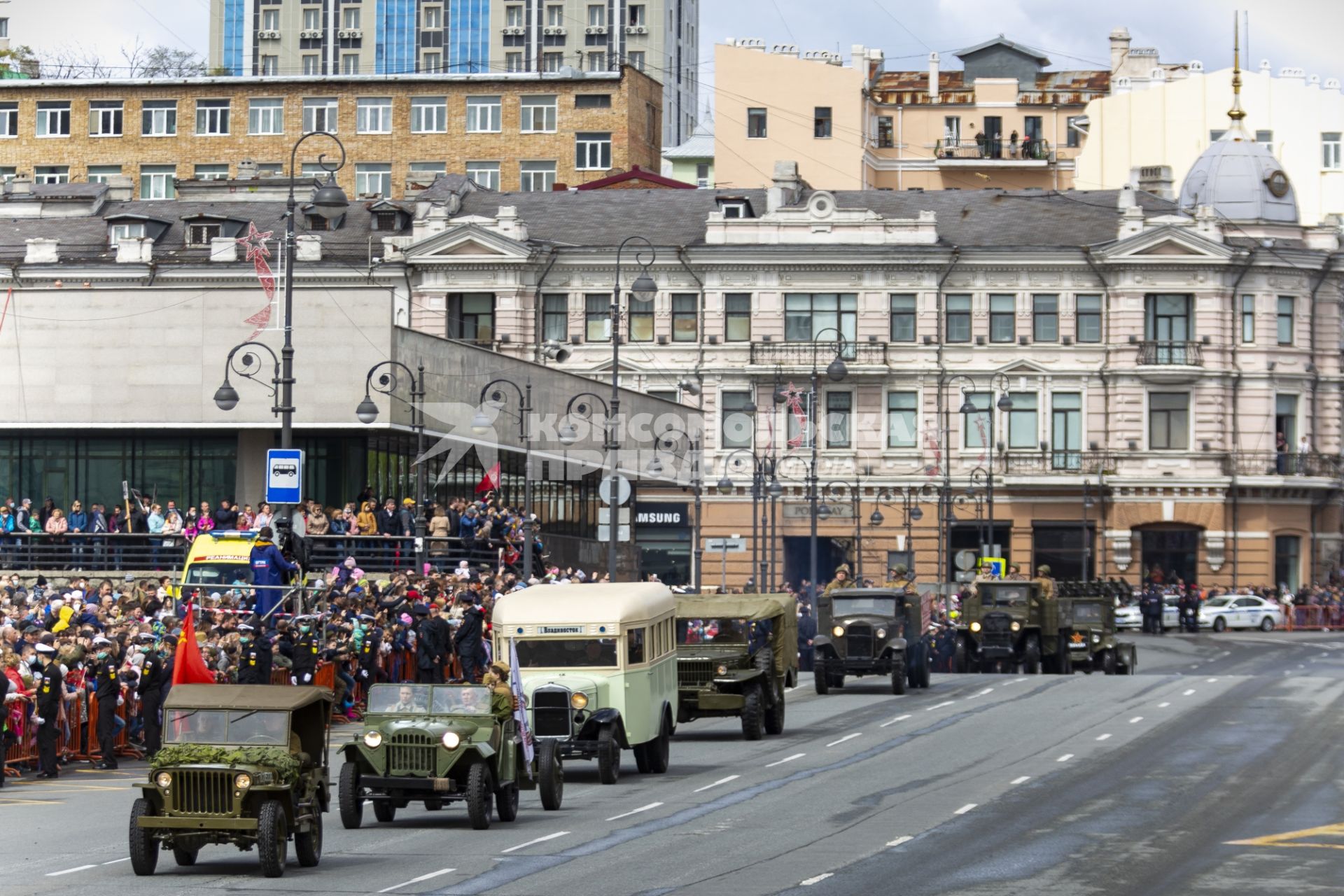 Владивосток.  Механизированная колонна музейной техники времен ВОВ военно-патриотического клуба `Техника XX века в Приморском крае` во время военного парада, посвященного 76-й годовщине Победы в Великой Отечественной войне.