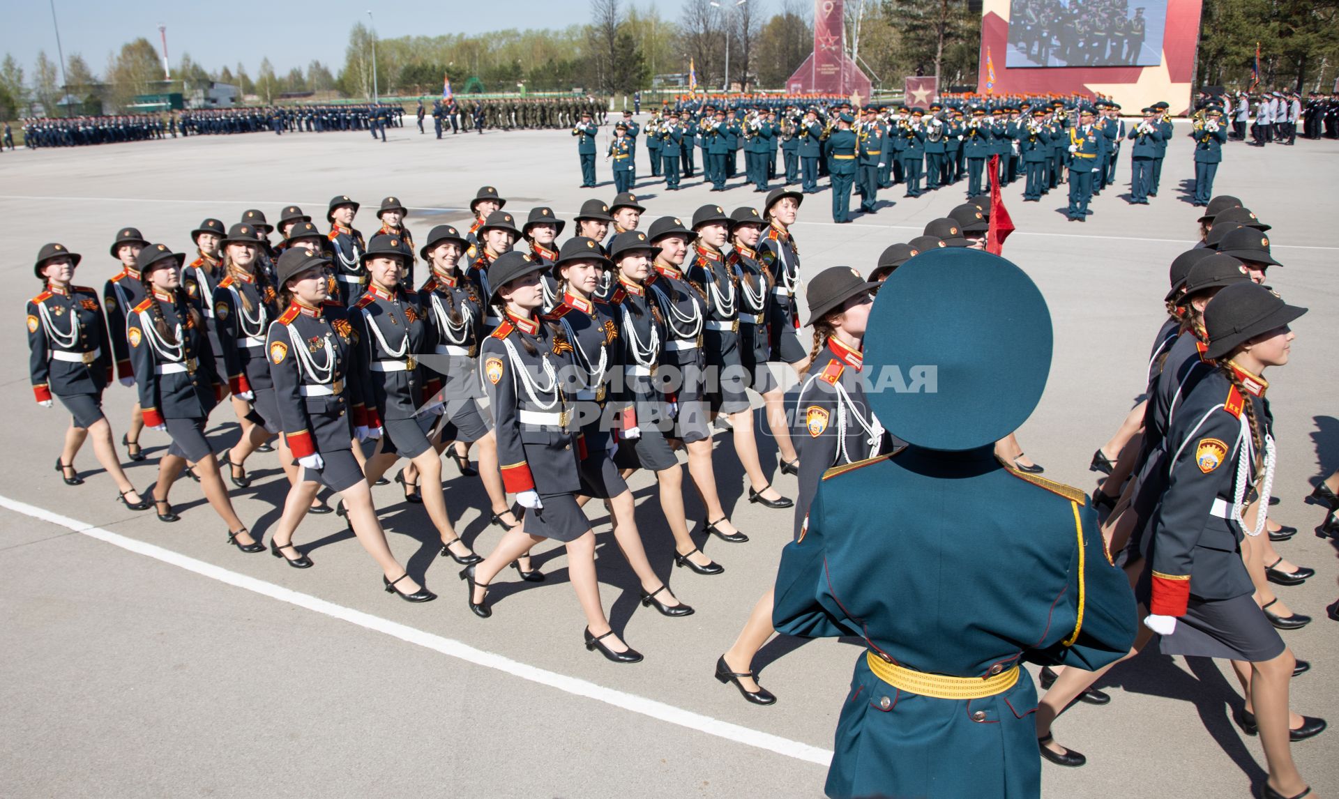 Пермь.  Во время празднования 76-й годовщины Победы в Великой Отечественной войне.