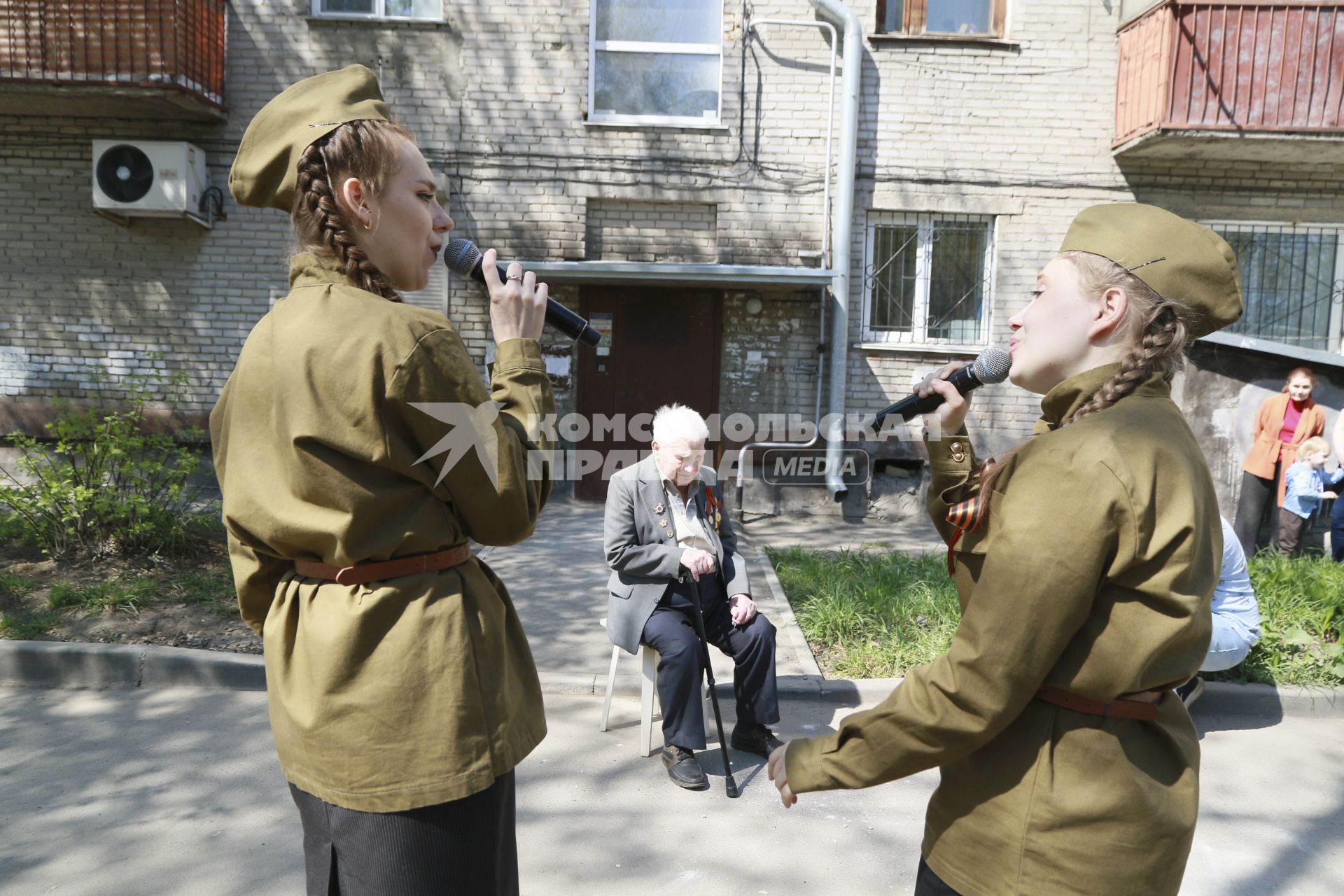 Барнаул. Уличный концерт для ветеранов во время праздничных мероприятий, посвященных 76-летию Победы в Великой Отечественной войне.