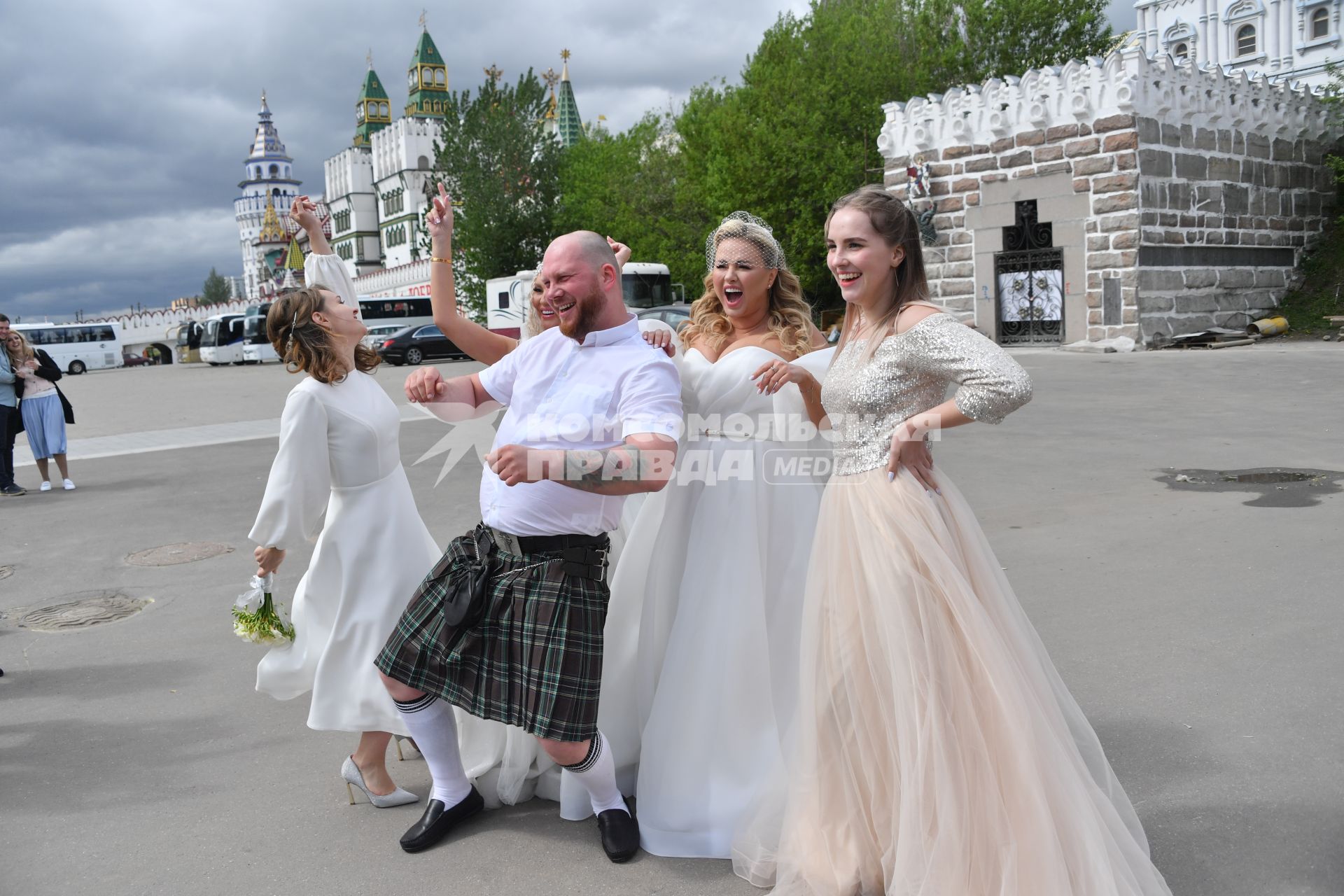 Москва. Певица Анна Семенович (вторая справа) во время съемок клипа  `Хочу` в Измайловском Кремле.