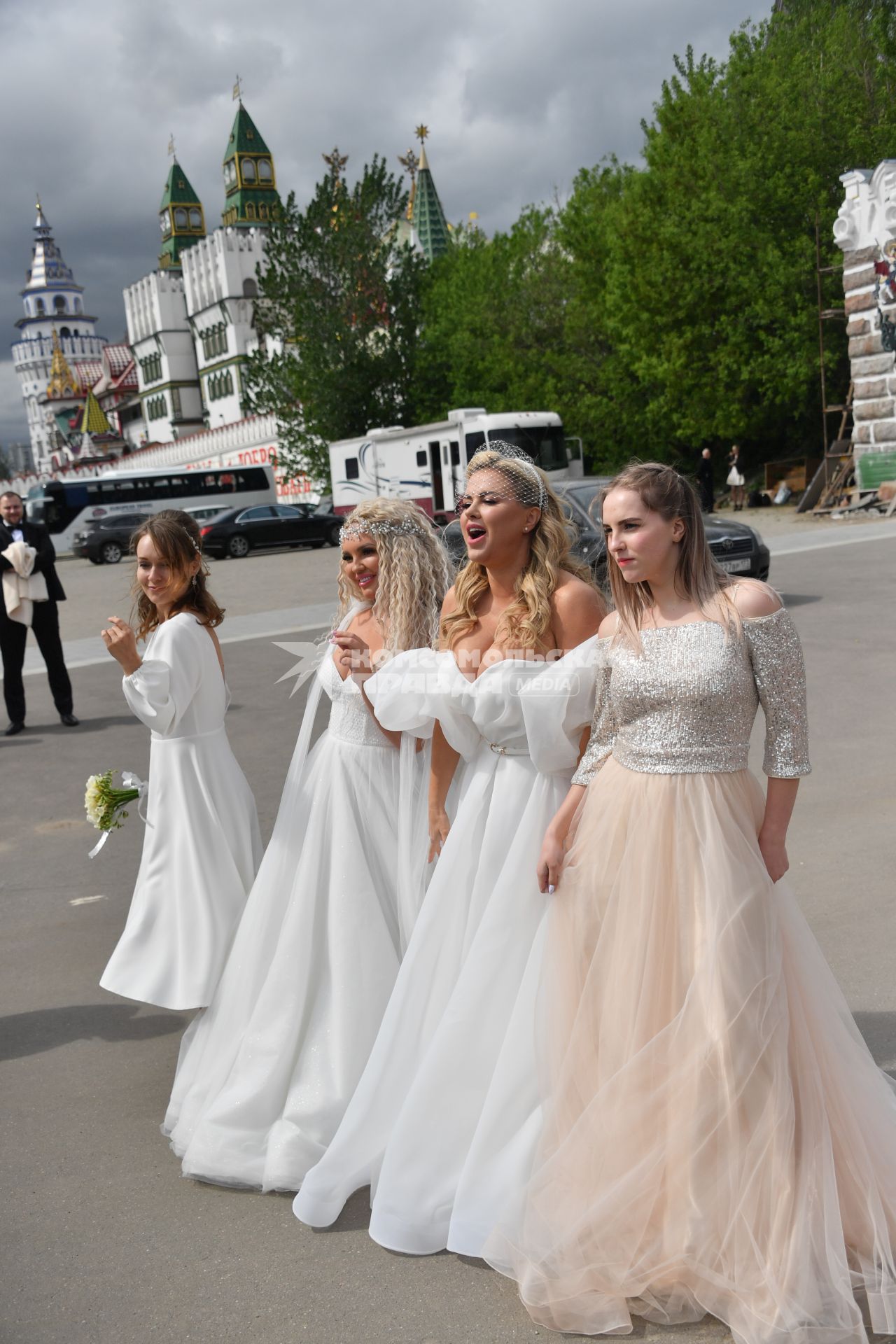 Москва. Певица Анна Семенович (вторая справа) во время съемок клипа  `Хочу` в Измайловском Кремле.