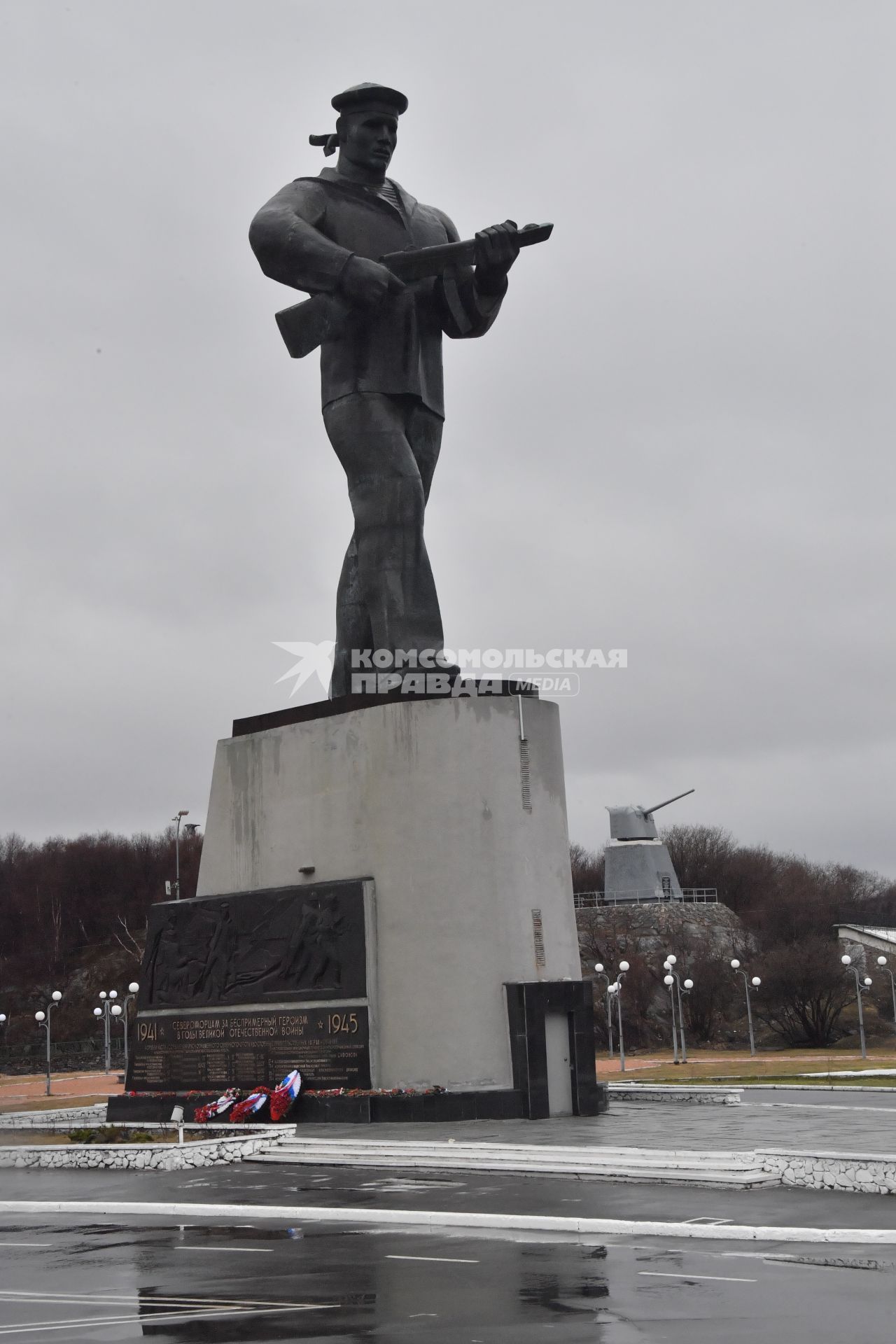 Североморск. Памятник героям-североморцам.