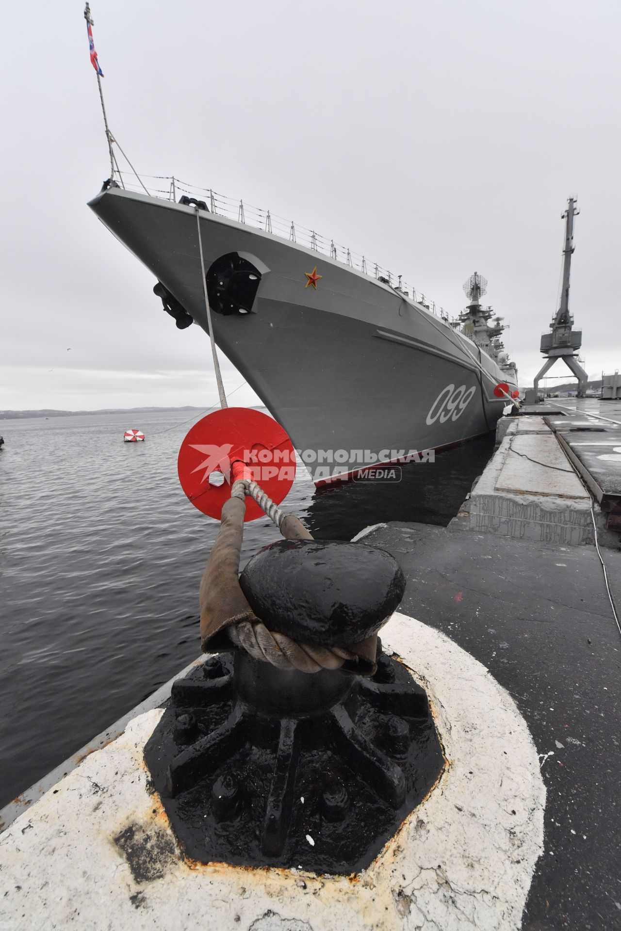 Североморск. Тяжёлый атомный ракетный крейсер ВМФ РФ, флагманский корабль Северного флота  `Петр Великий ` на главной базе Северного флота РФ.