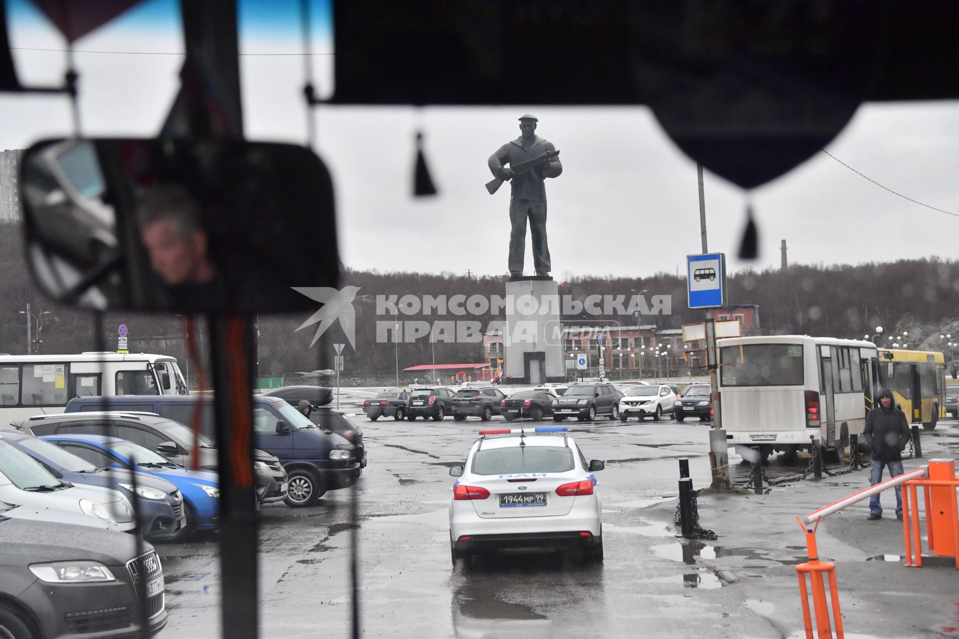 Североморск. Вид на памятник героям-североморцам.