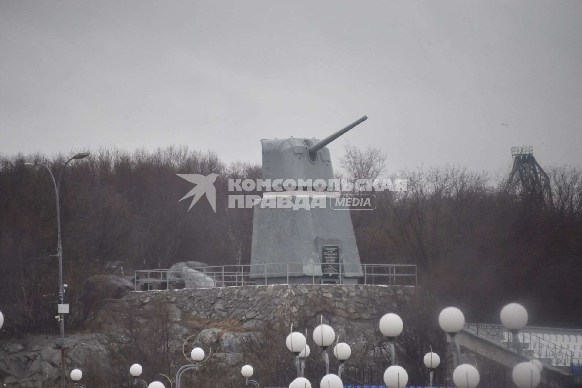 Североморск. Памятник героям-артиллеристам 221-й краснознамённой батареи Северного Флота .