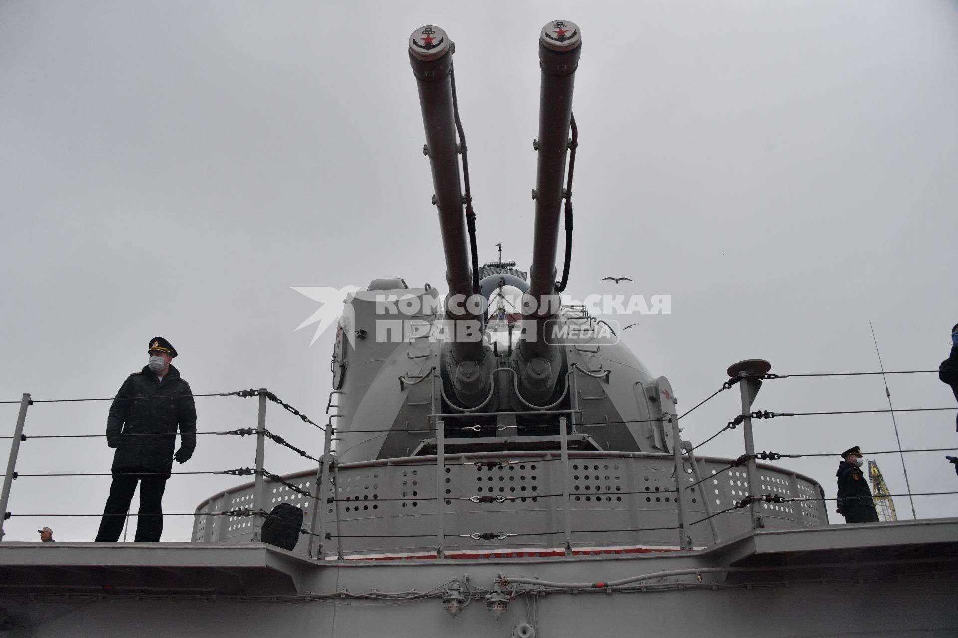 Североморск.  Башни орудия на палубе тяжелого атомного ракетного крейсера  ВМФ РФ `Петр Великий `.