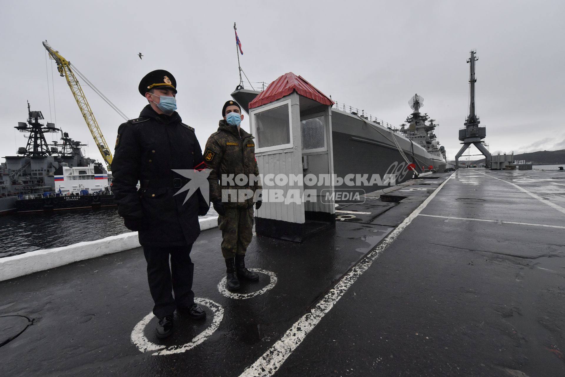 Североморск.  Военнослужащие на посту у атомного ракетного крейсера  ВМФ РФ `Петр Великий `.