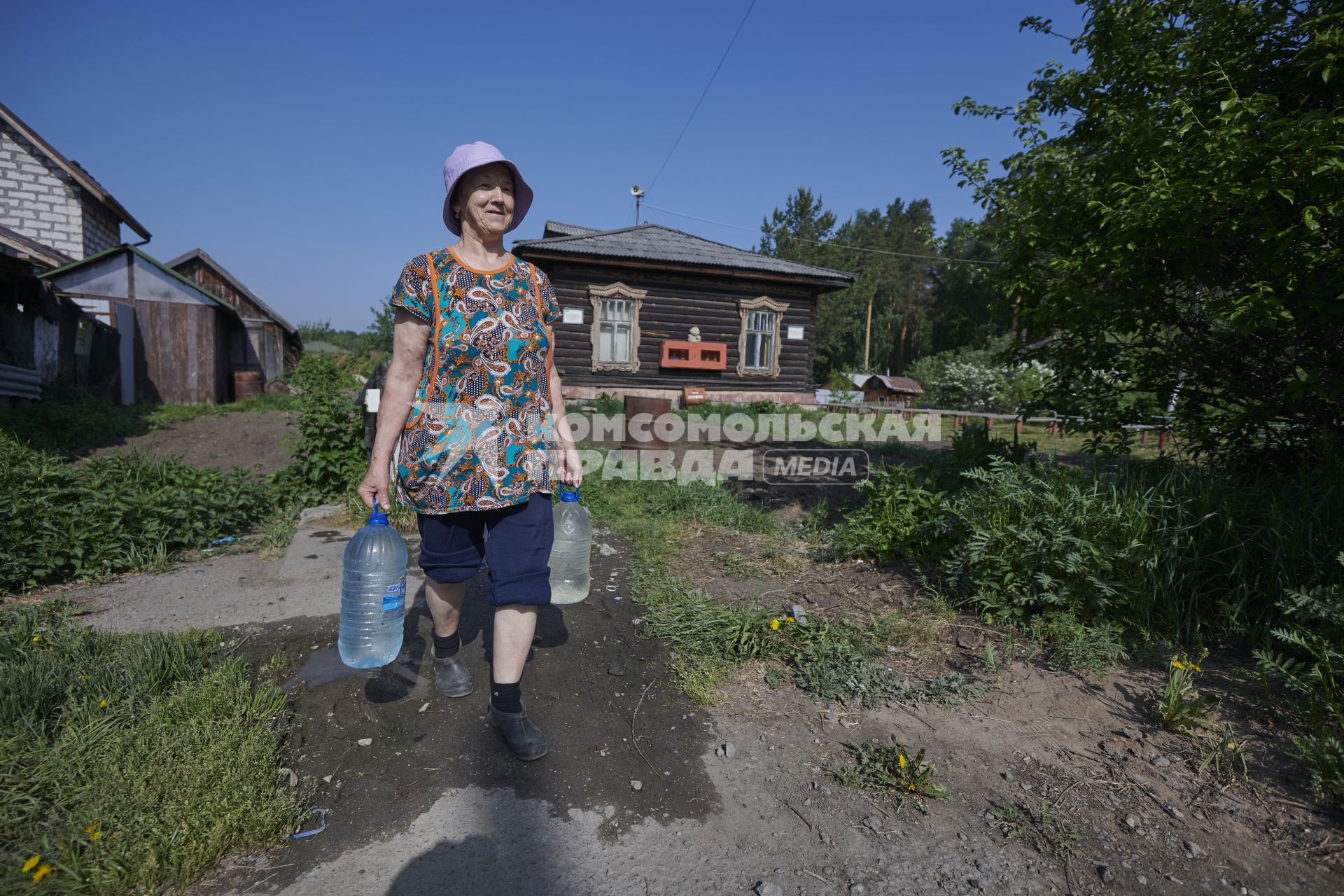 Екатеринбург. Женщина несет бутылки с водой