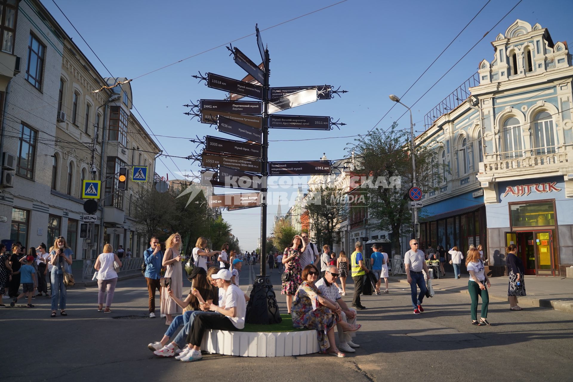 Самара. Люди гуляют по городу.