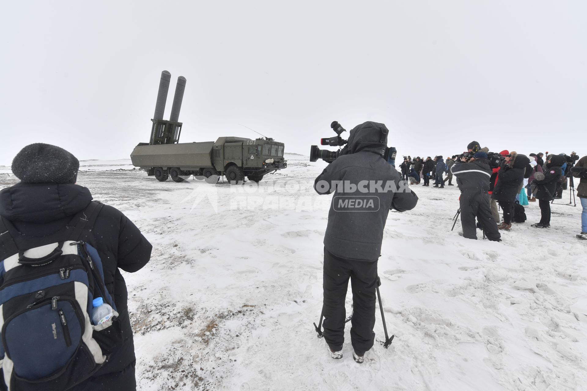 Архангельская область. Журналисты фотографируют береговой ракетный комплекс `Бастион`на Российской военнвоенной базе `Арктический трилистник`на острове Земля Александры архипелага Земля Франца-Иосифа.