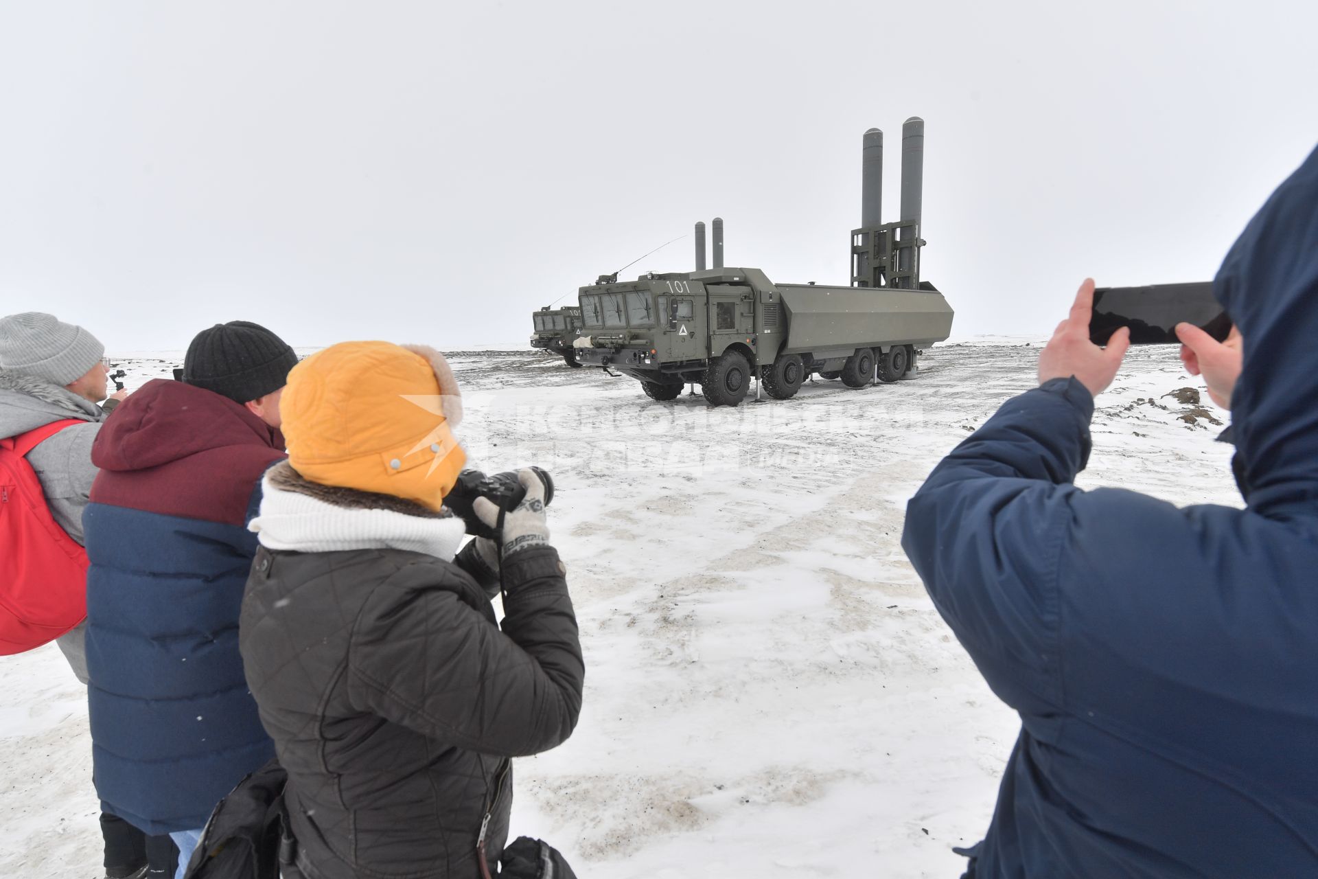 Архангельская область. Журналисты фотографируют береговой ракетный комплекс `Бастион`на Российской военнвоенной базе `Арктический трилистник`на острове Земля Александры архипелага Земля Франца-Иосифа.