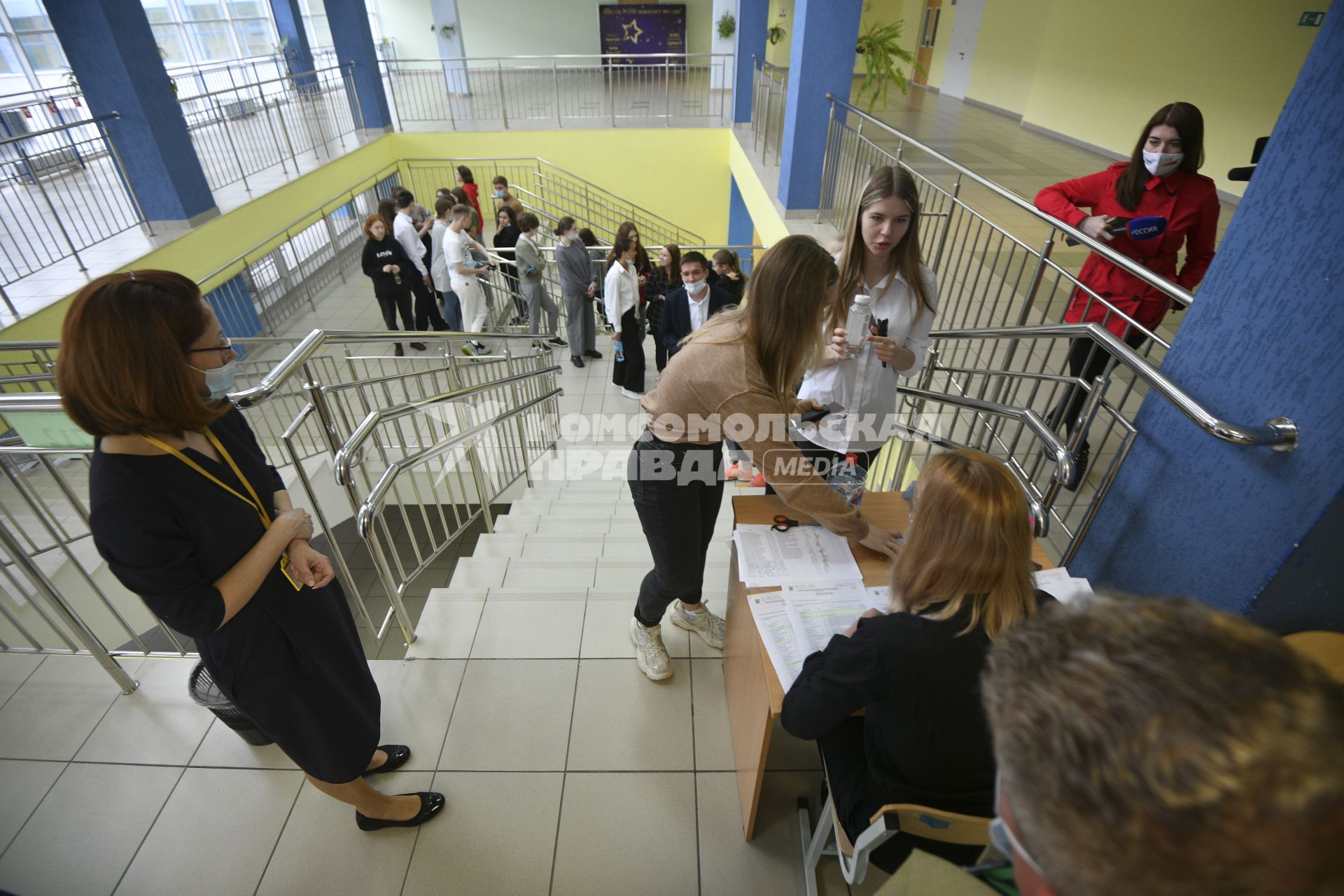 Екатеринбург. Учащиеся 11 классов перед началом ЕГЭ (единый государственный экзамен) по географии, литературе и химии