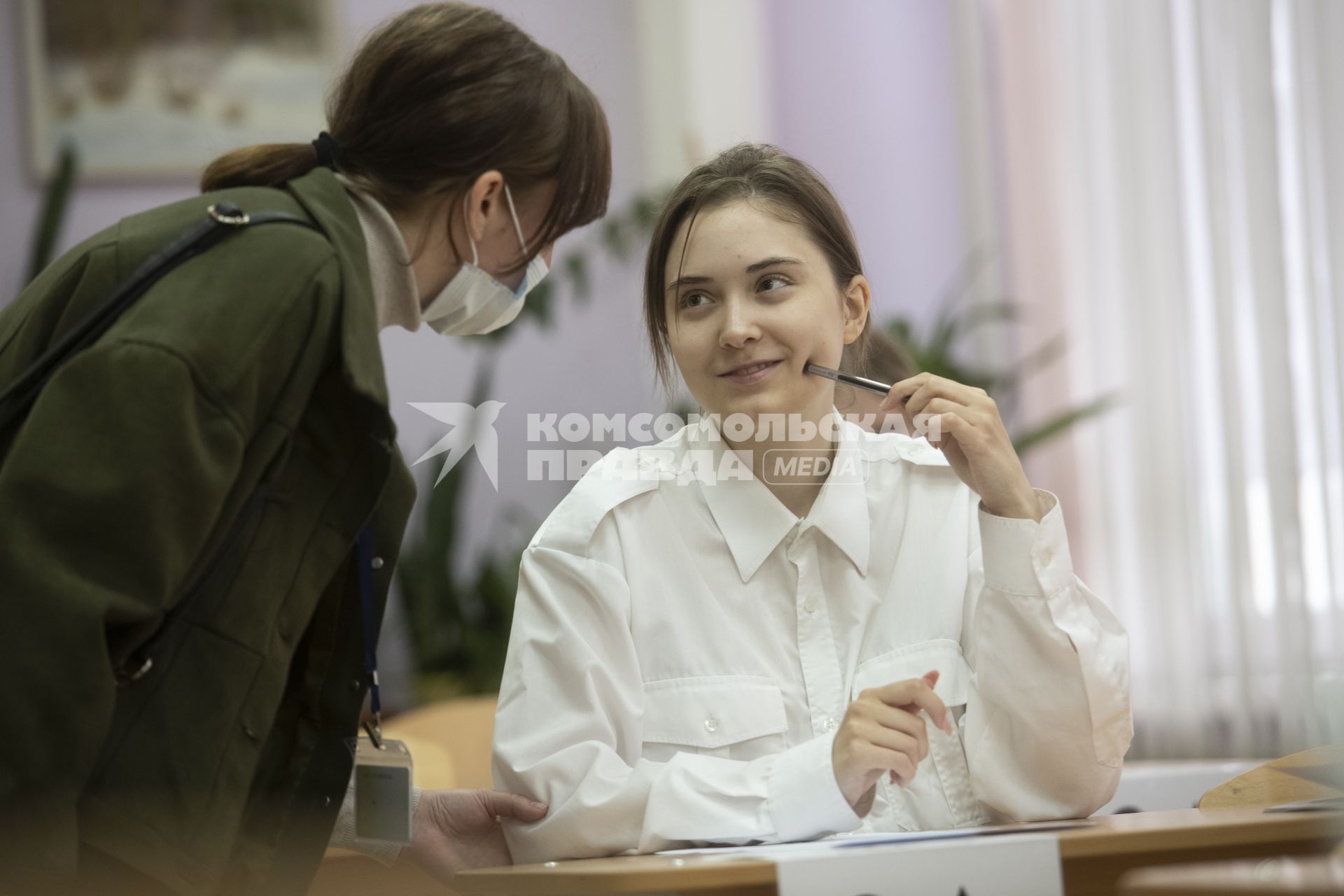 Екатеринбург. Учащиеся 11 классов перед началом ЕГЭ (единый государственный экзамен) по географии, литературе и химии