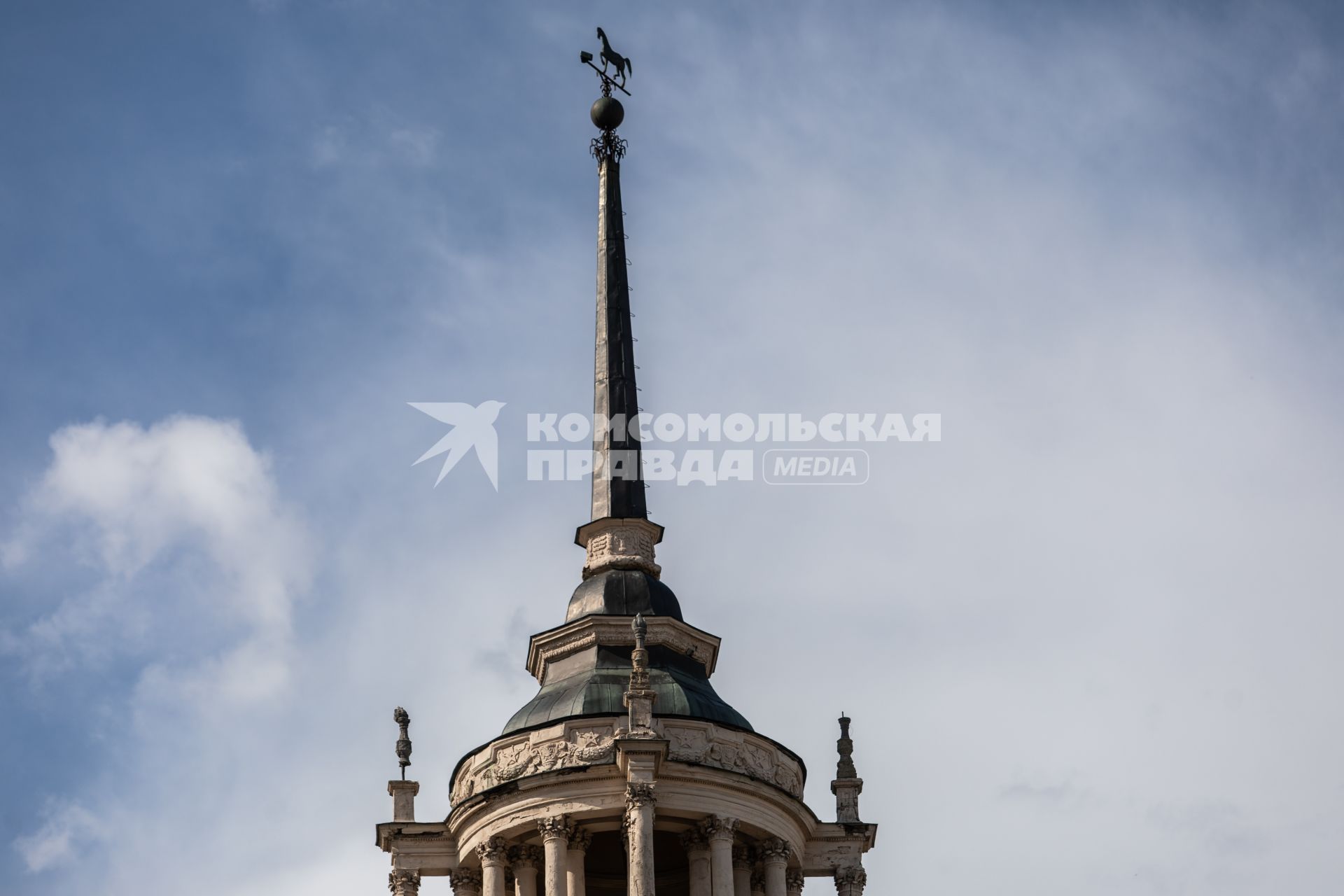 Москва. Центральный ипподром. Флюгер с изображением орловского рысака.