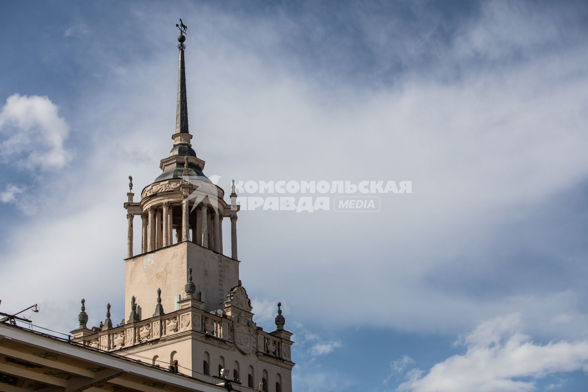 Москва. Центральный ипподром. Флюгер с изображением орловского рысака.