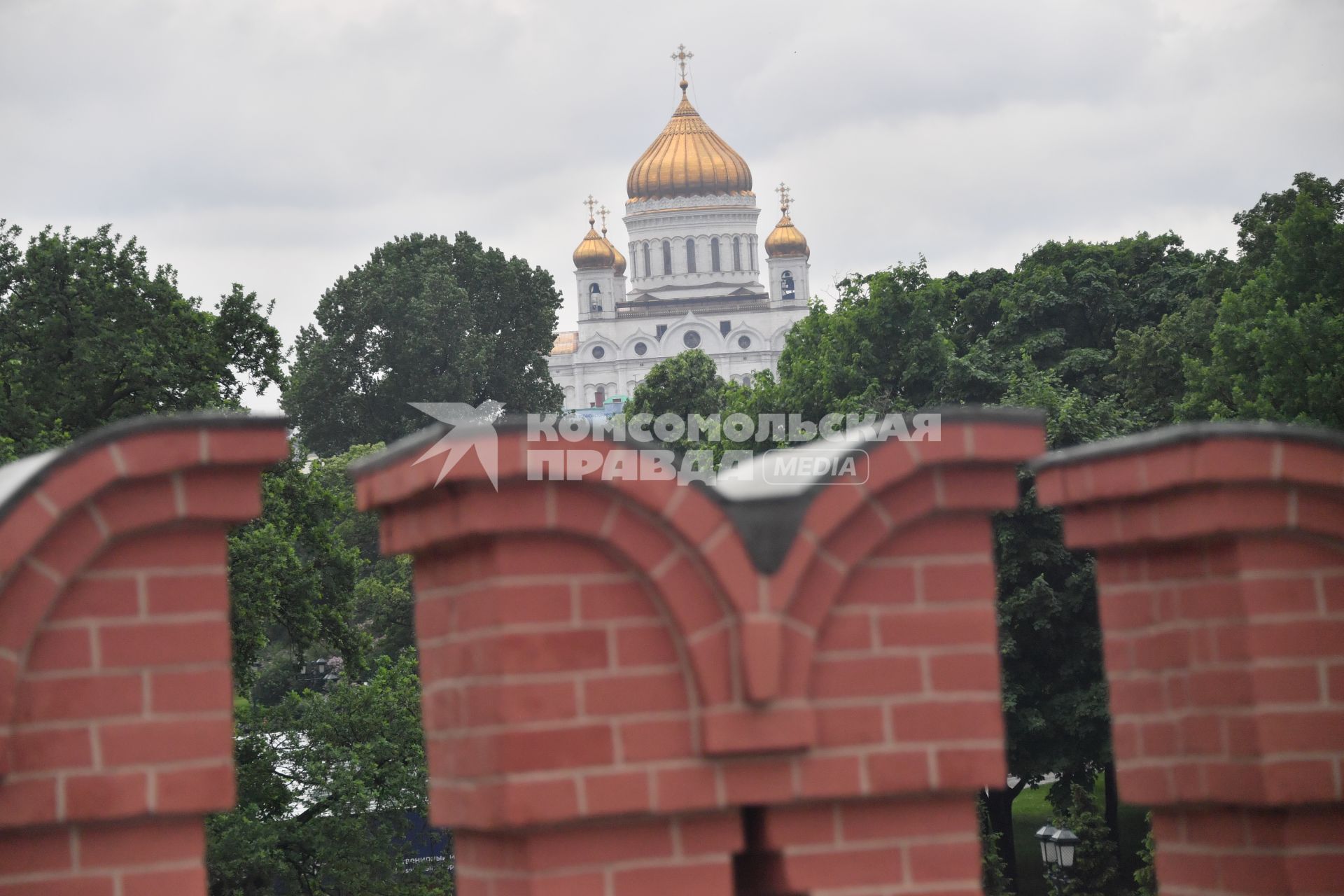 Москва.  Вид на храм Христа Спасителя.